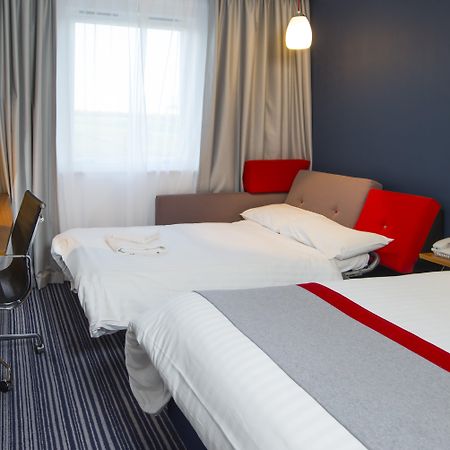 Holiday Inn Express London - Epsom Downs By Ihg Bagian luar foto