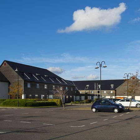Holiday Inn Express London - Epsom Downs By Ihg Bagian luar foto