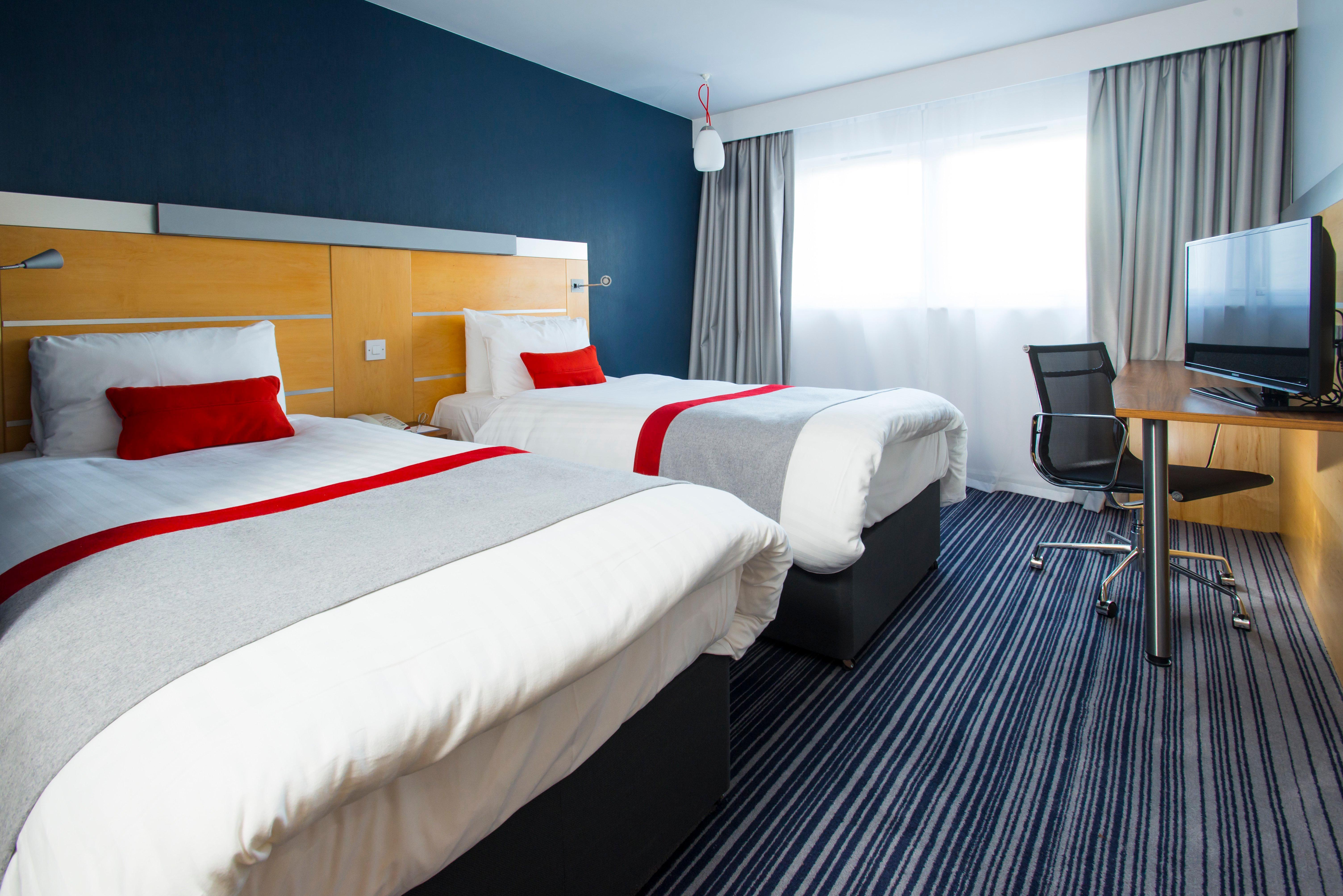 Holiday Inn Express London - Epsom Downs By Ihg Bagian luar foto
