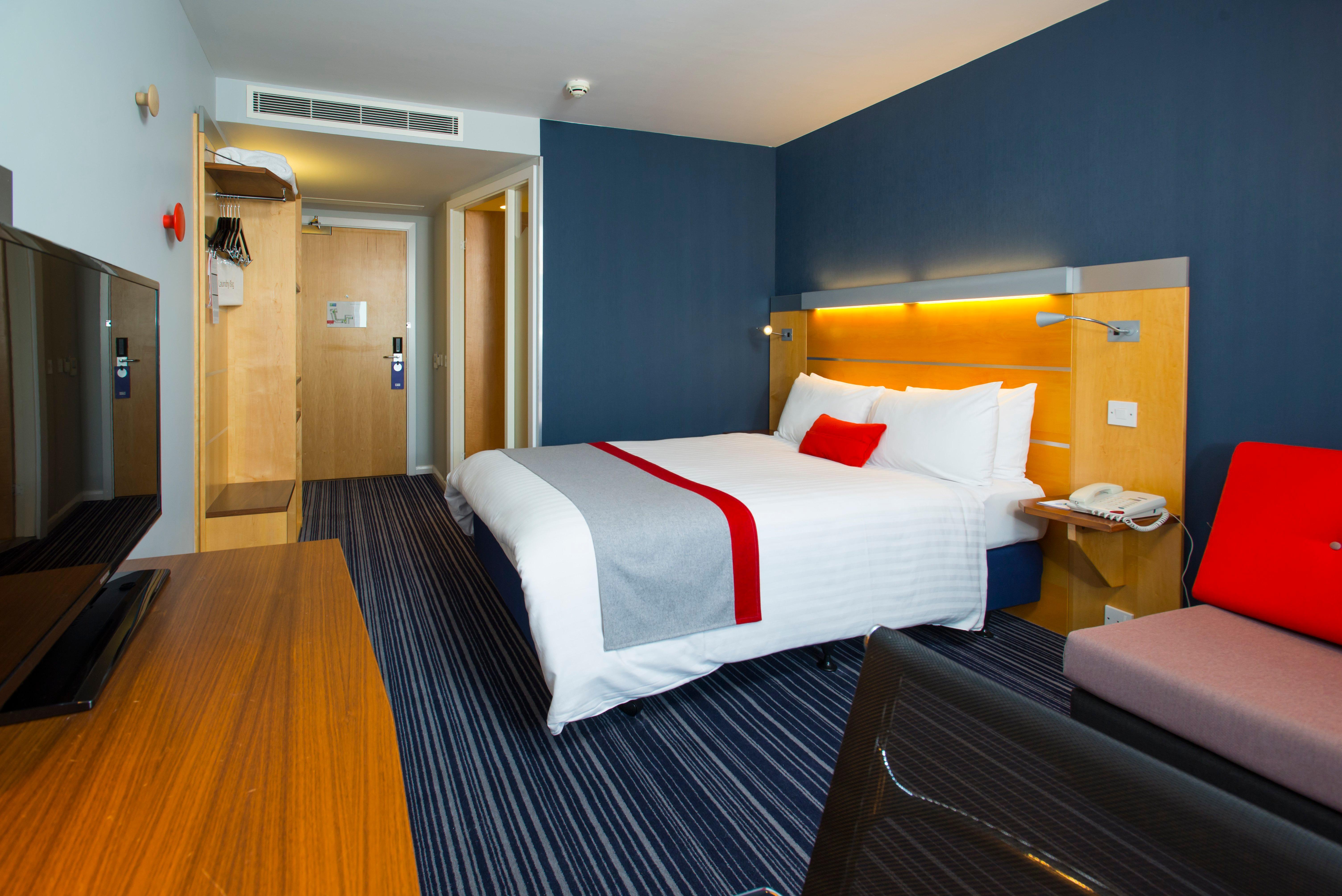 Holiday Inn Express London - Epsom Downs By Ihg Bagian luar foto