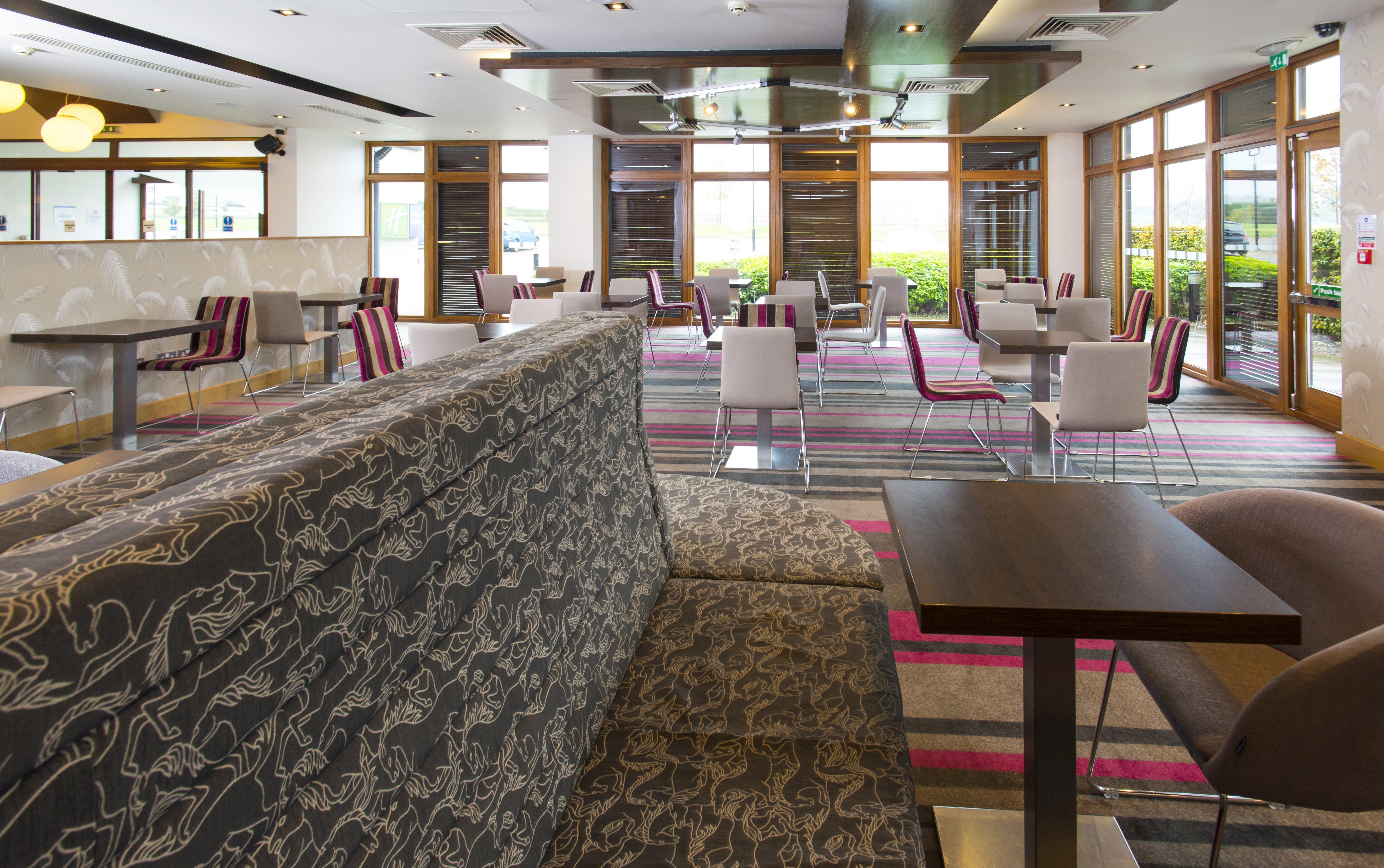 Holiday Inn Express London - Epsom Downs By Ihg Bagian luar foto