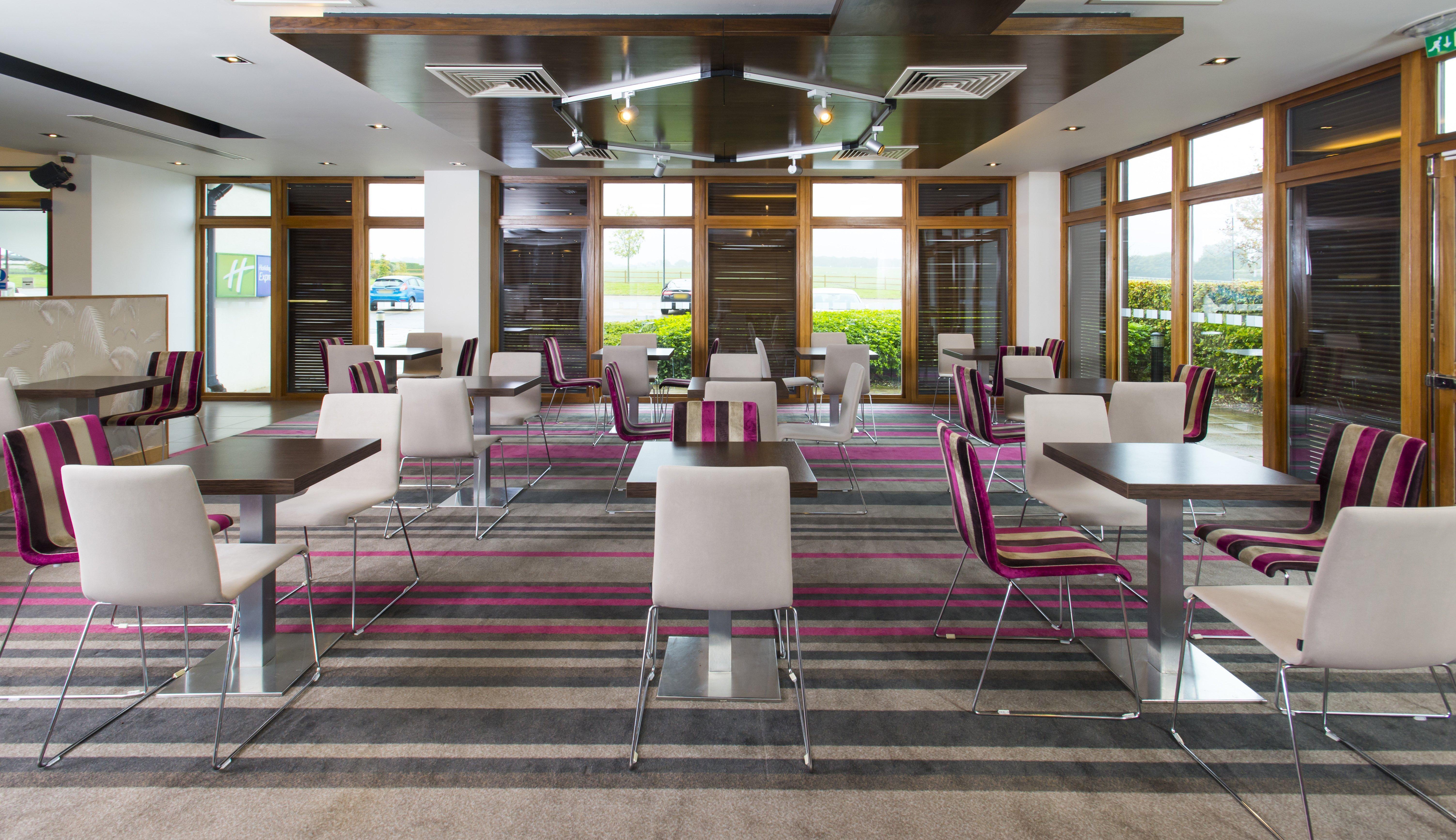 Holiday Inn Express London - Epsom Downs By Ihg Bagian luar foto