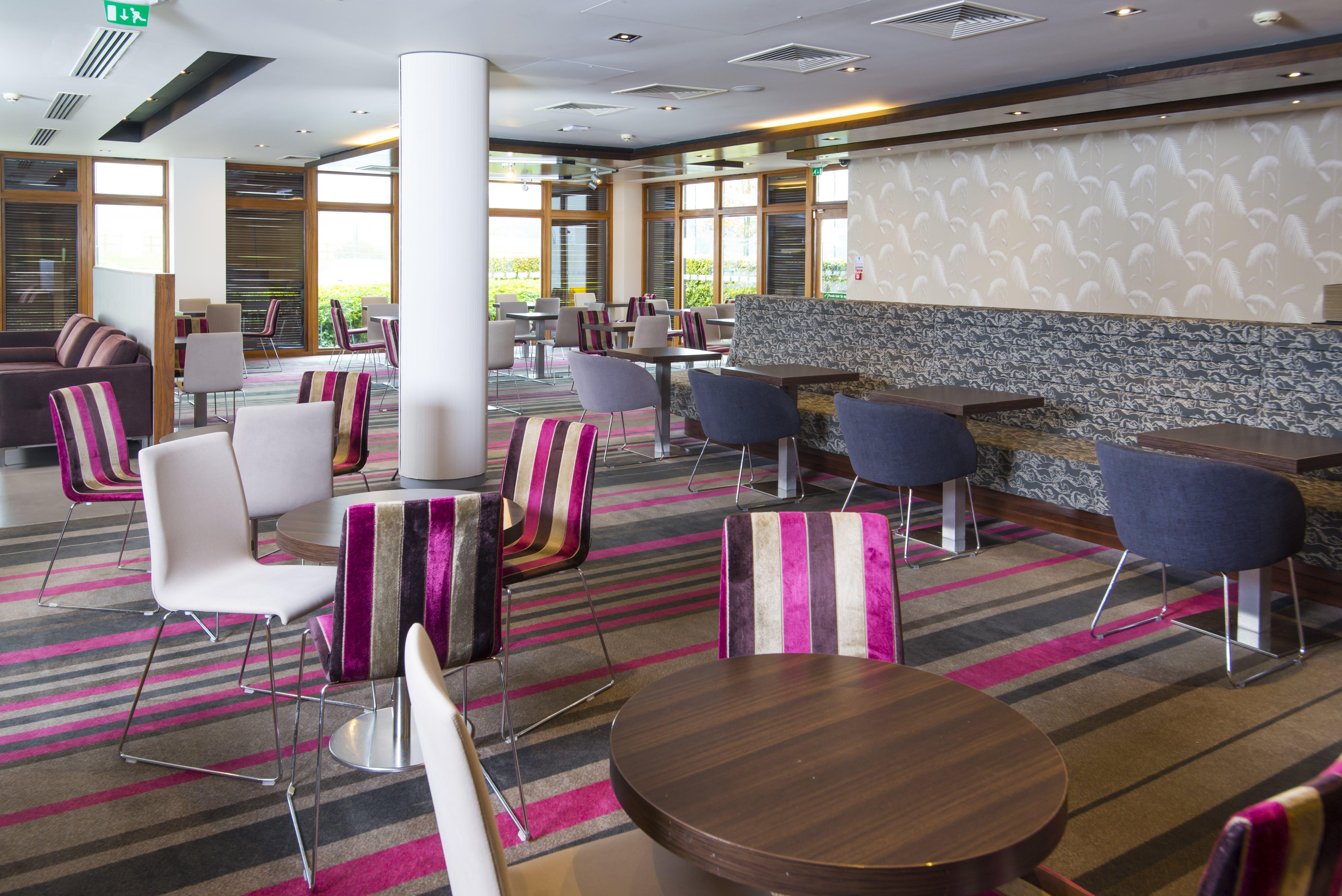 Holiday Inn Express London - Epsom Downs By Ihg Bagian luar foto