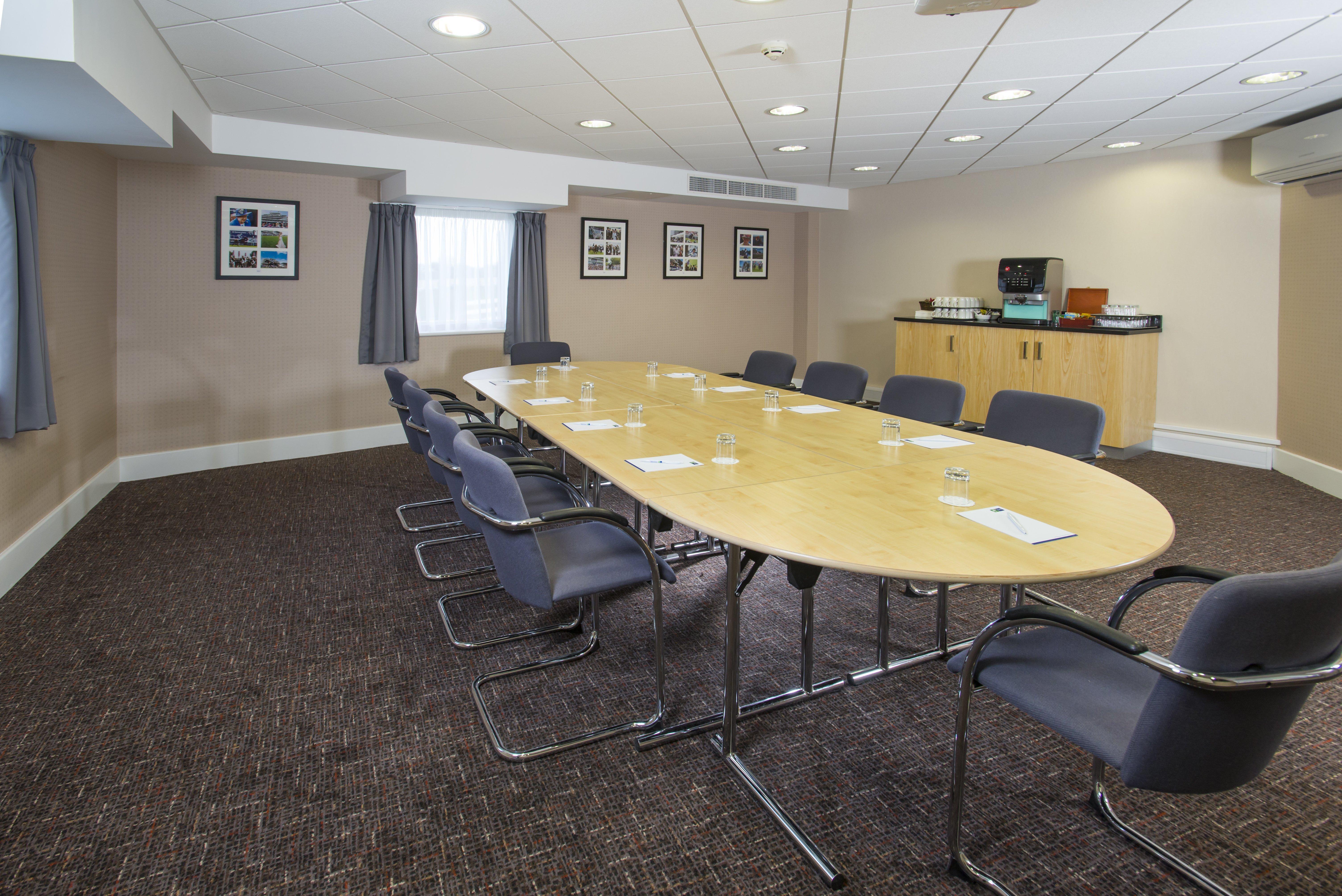 Holiday Inn Express London - Epsom Downs By Ihg Bagian luar foto