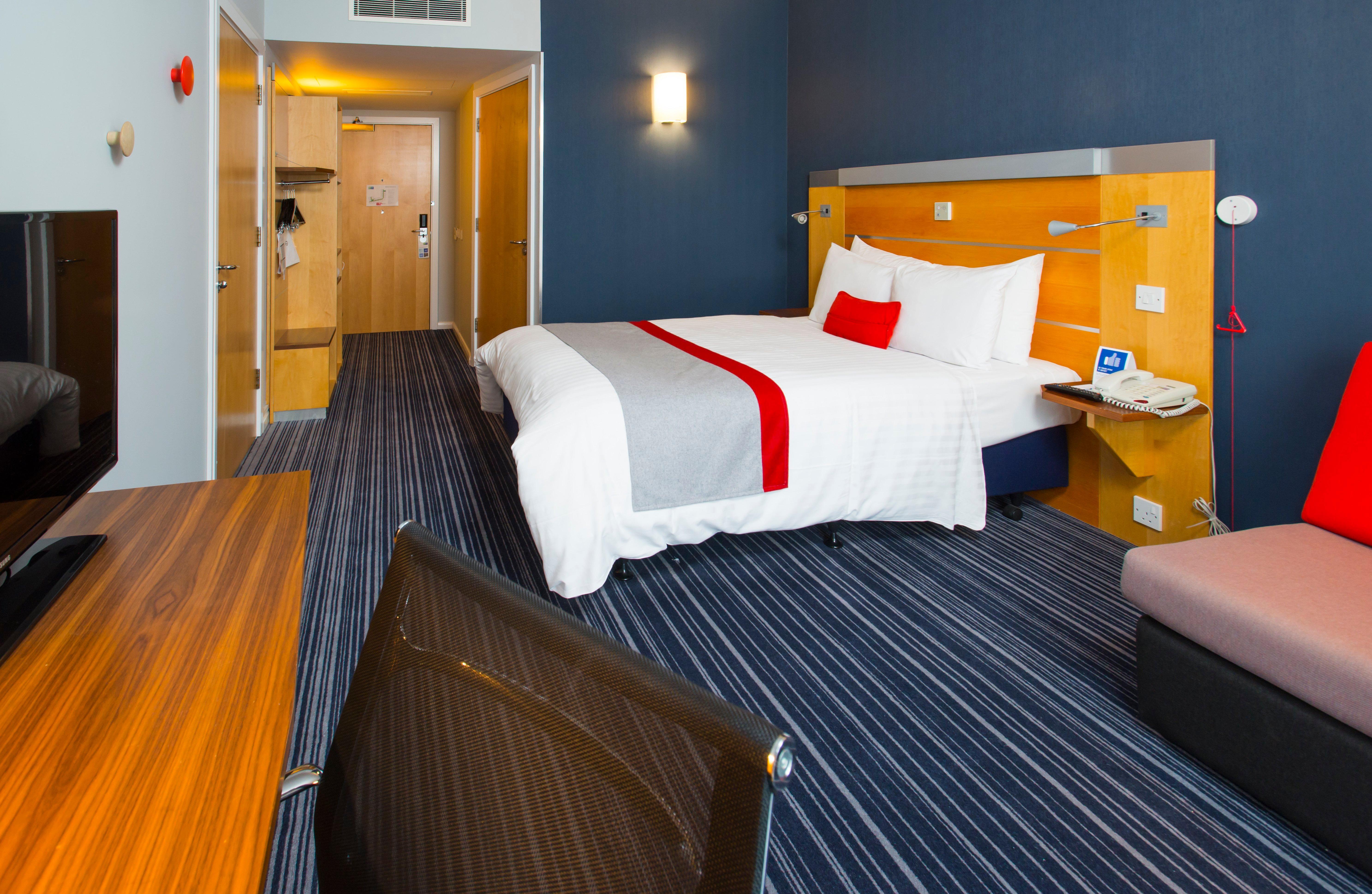 Holiday Inn Express London - Epsom Downs By Ihg Bagian luar foto
