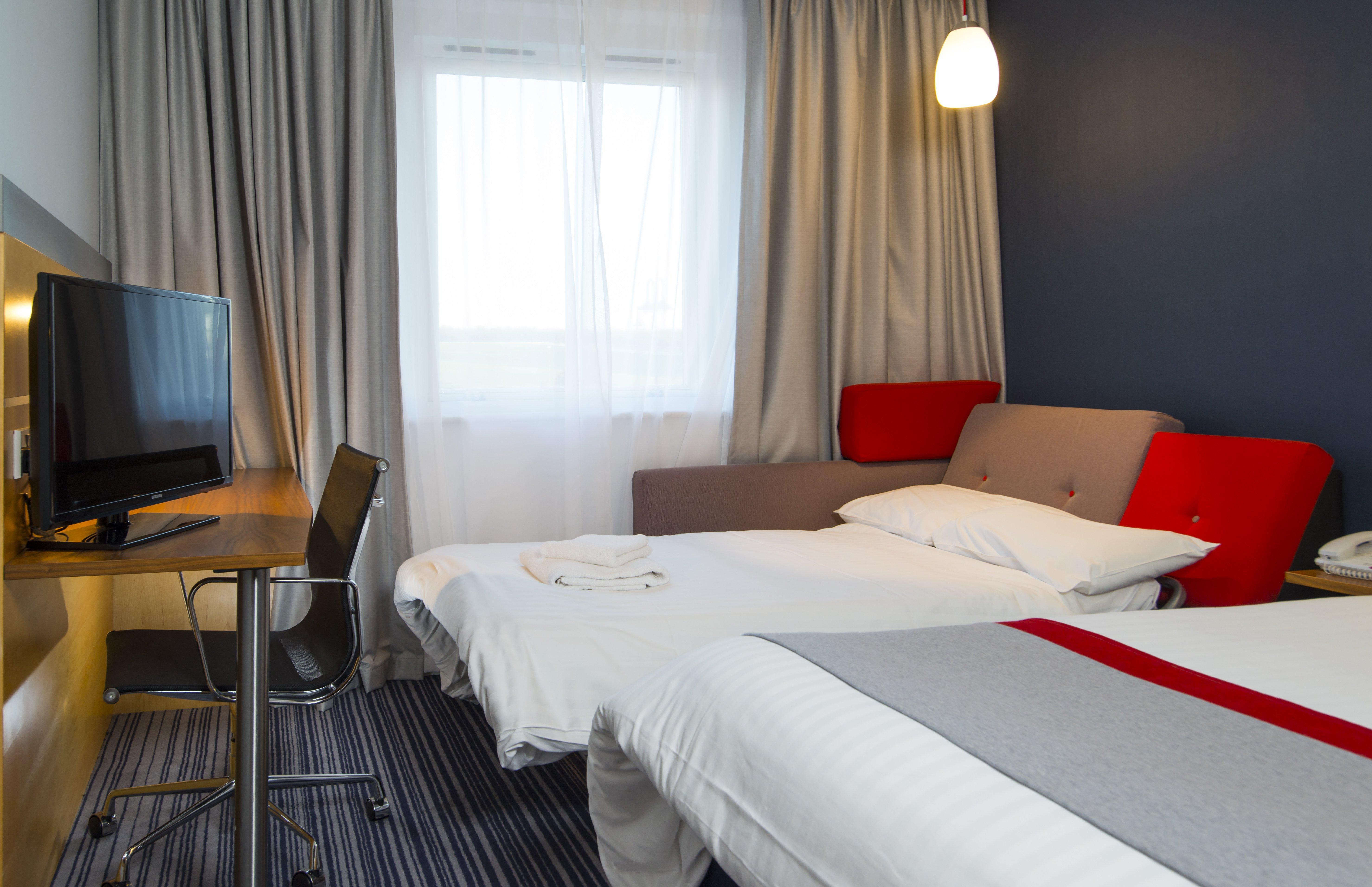 Holiday Inn Express London - Epsom Downs By Ihg Bagian luar foto
