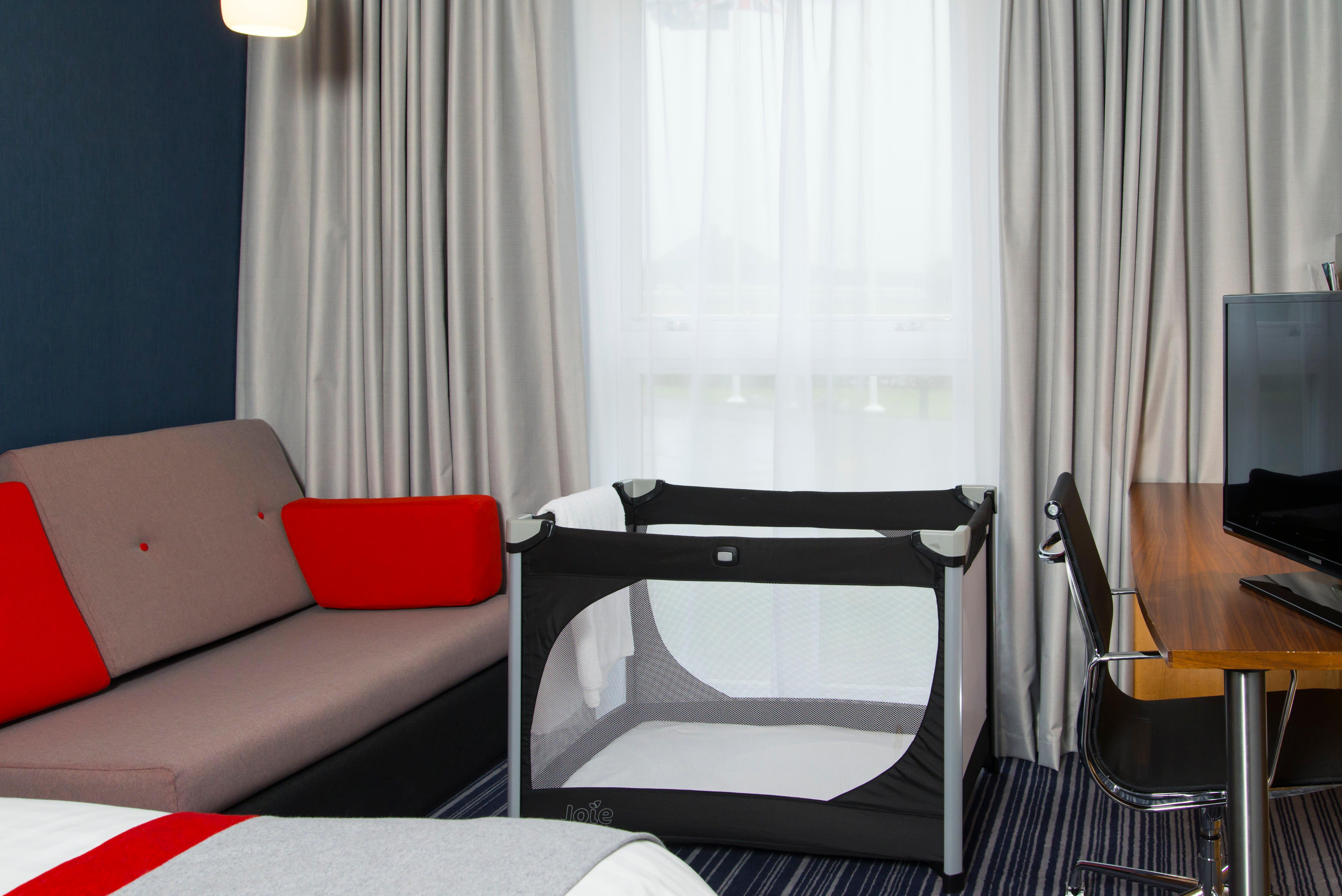 Holiday Inn Express London - Epsom Downs By Ihg Bagian luar foto