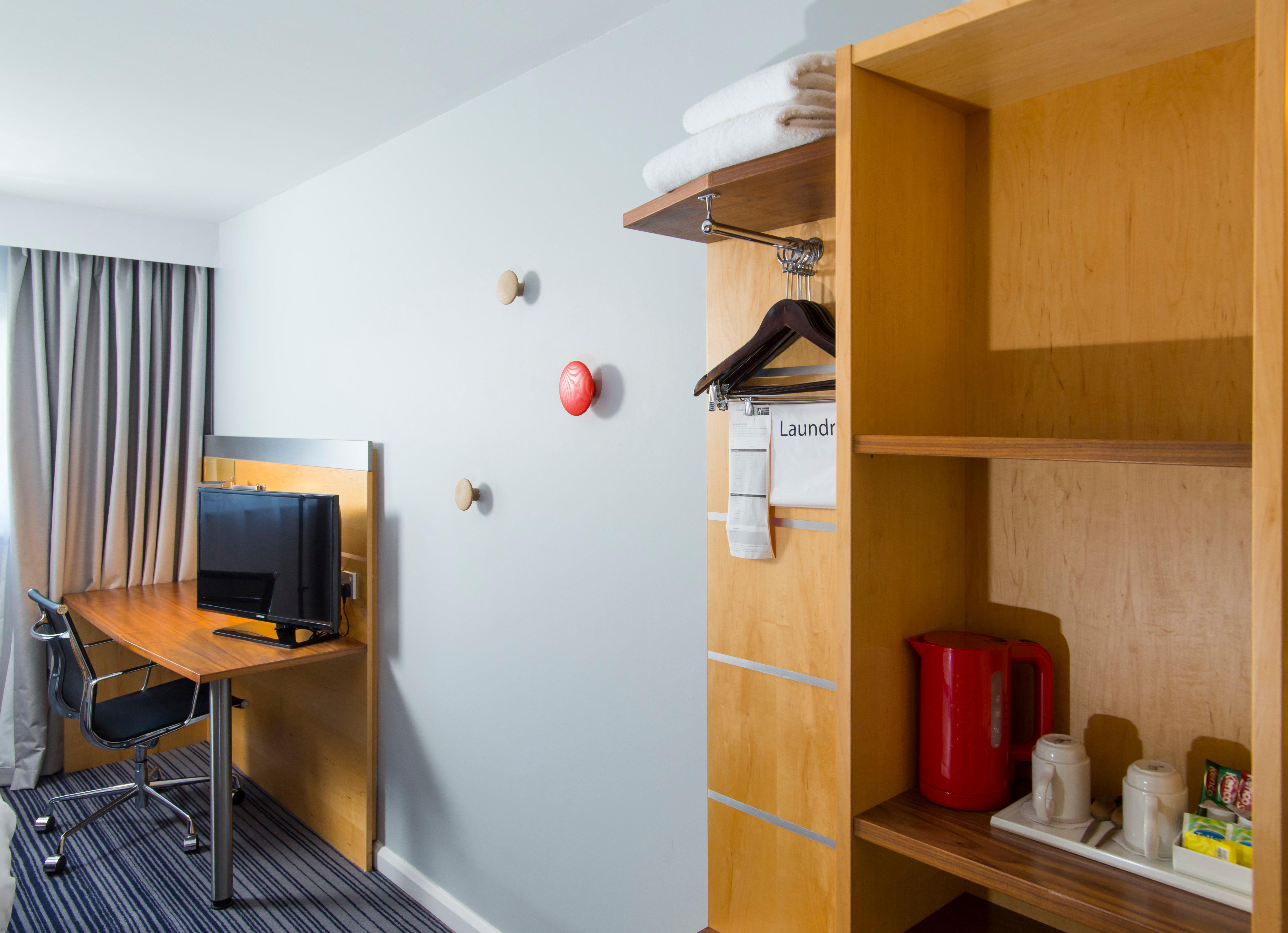 Holiday Inn Express London - Epsom Downs By Ihg Bagian luar foto