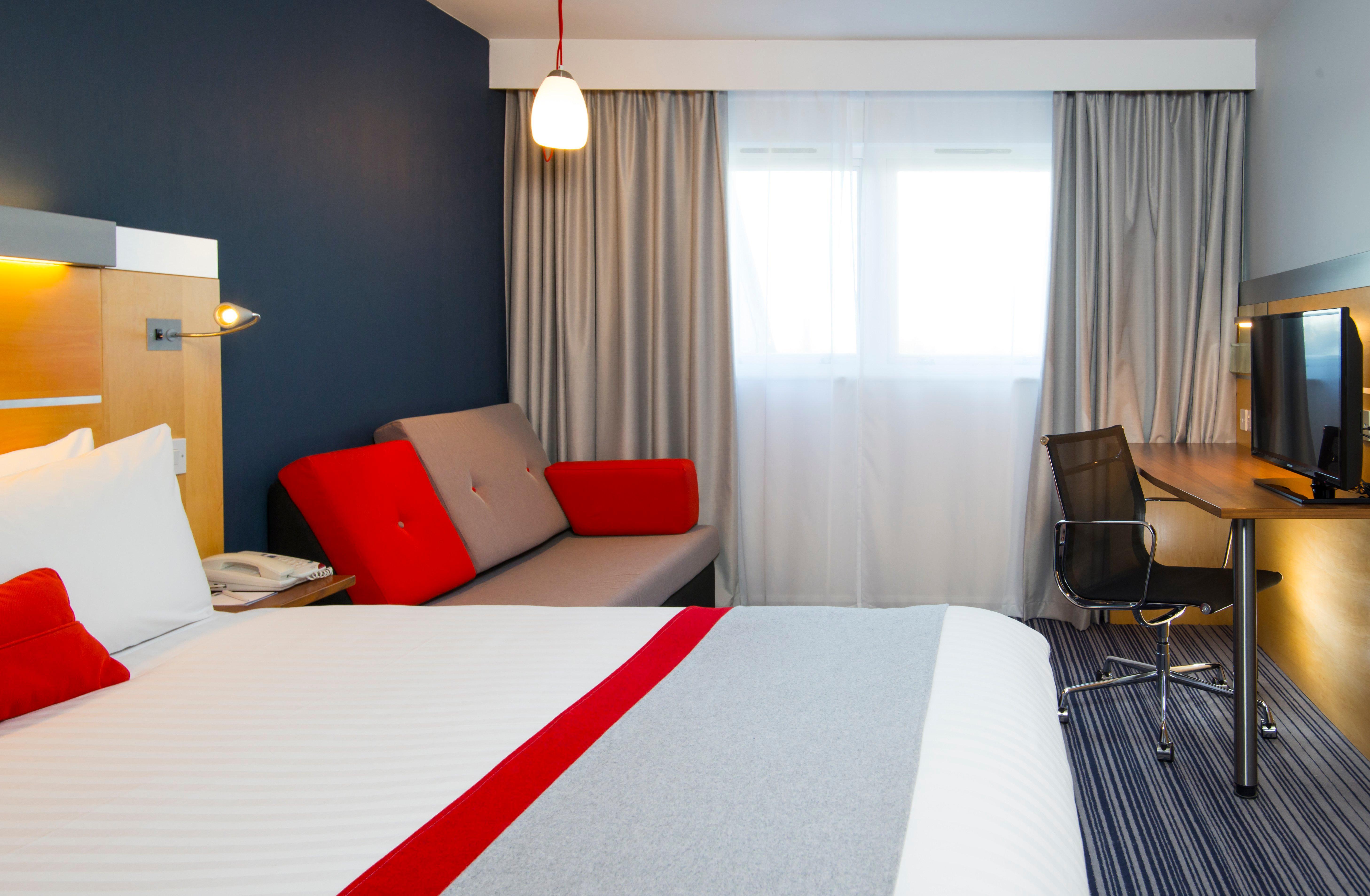 Holiday Inn Express London - Epsom Downs By Ihg Bagian luar foto