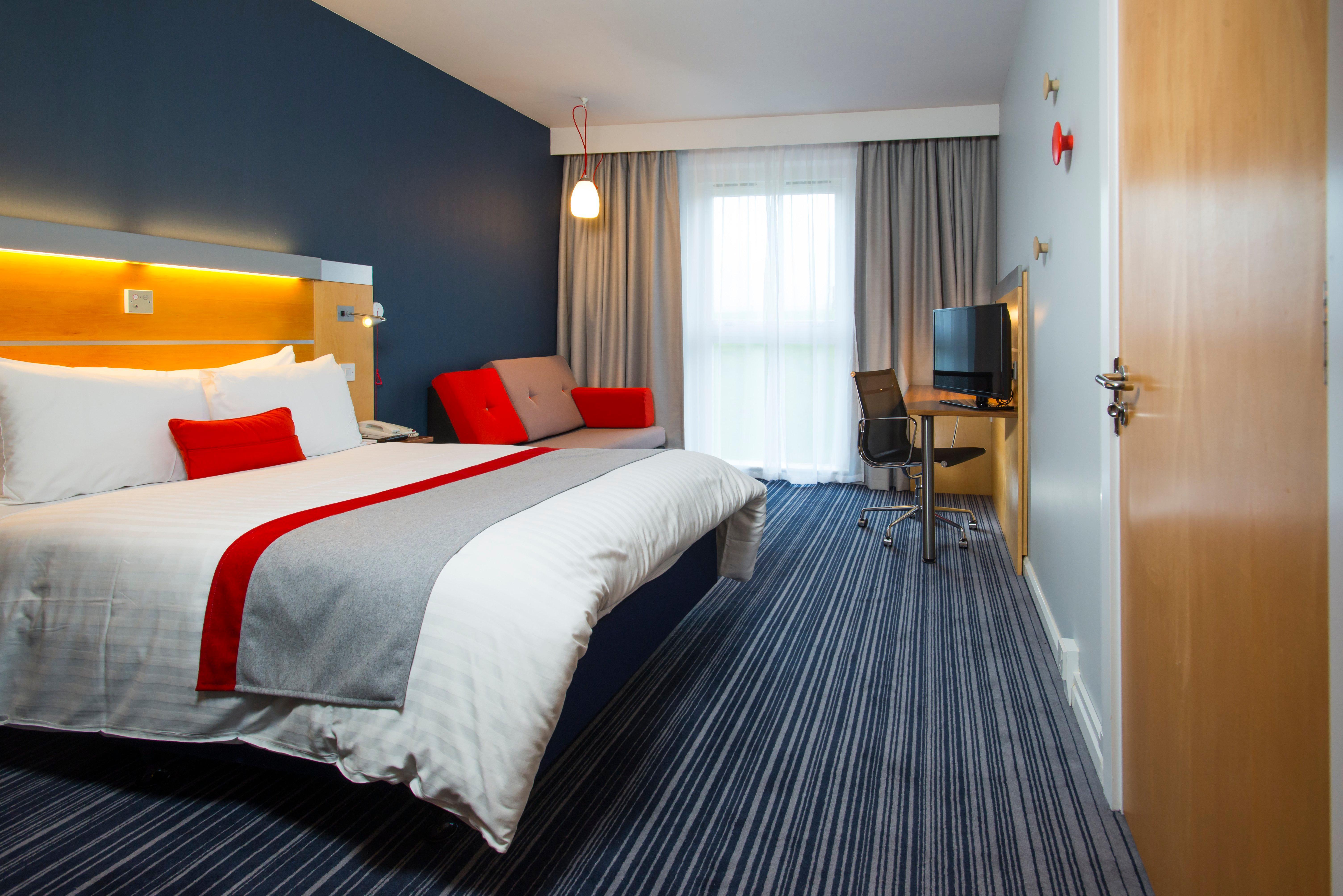Holiday Inn Express London - Epsom Downs By Ihg Bagian luar foto