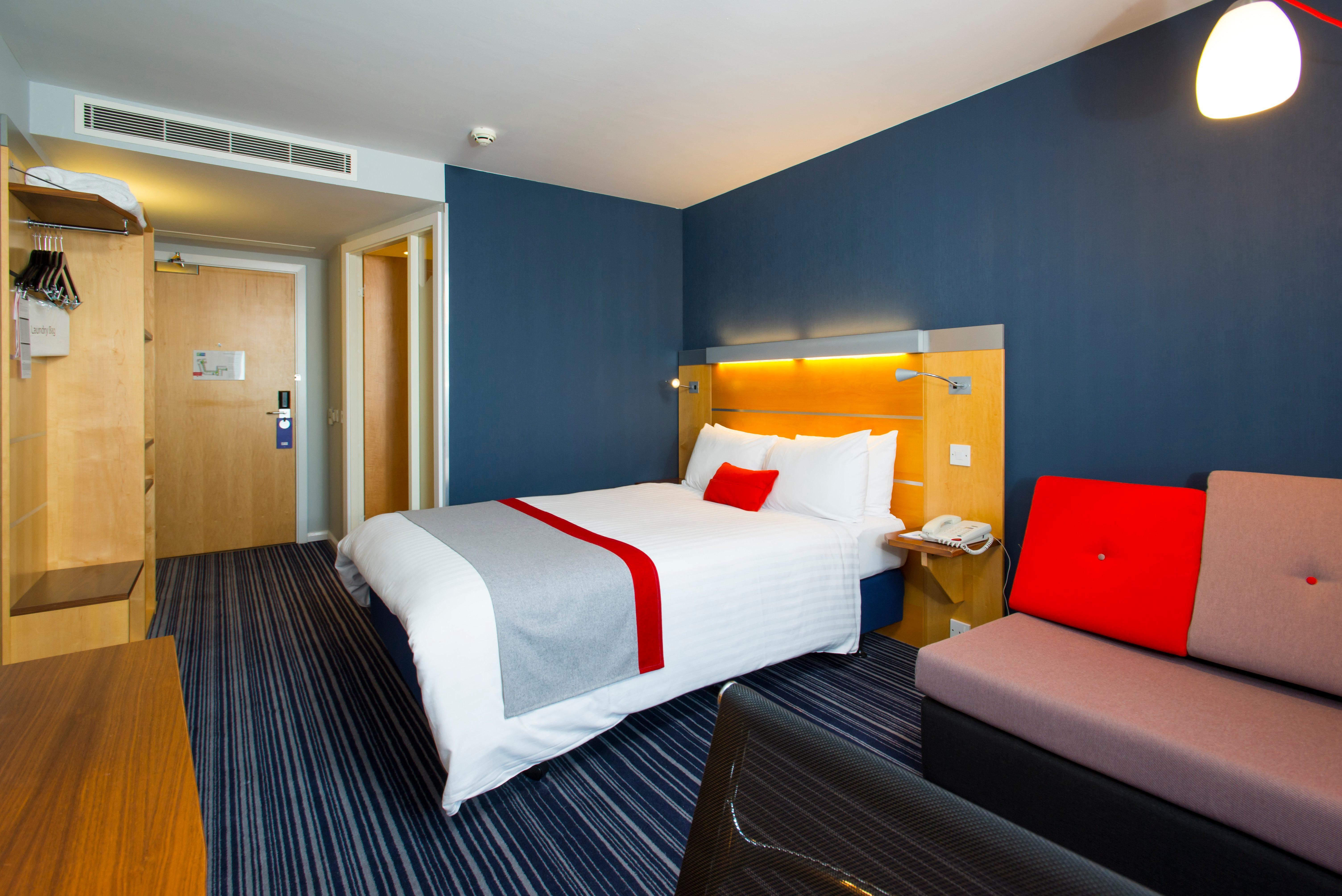 Holiday Inn Express London - Epsom Downs By Ihg Bagian luar foto
