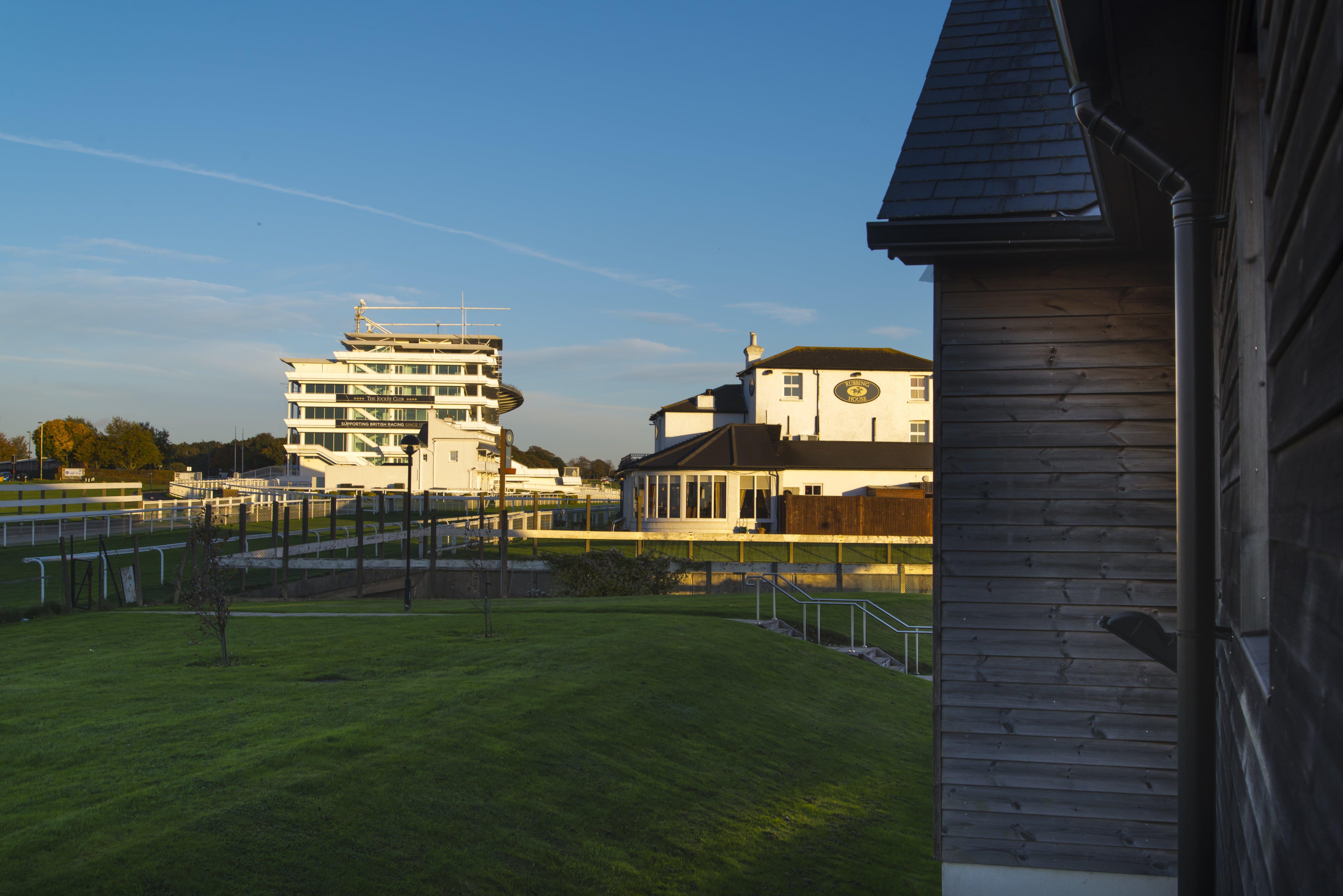 Holiday Inn Express London - Epsom Downs By Ihg Bagian luar foto