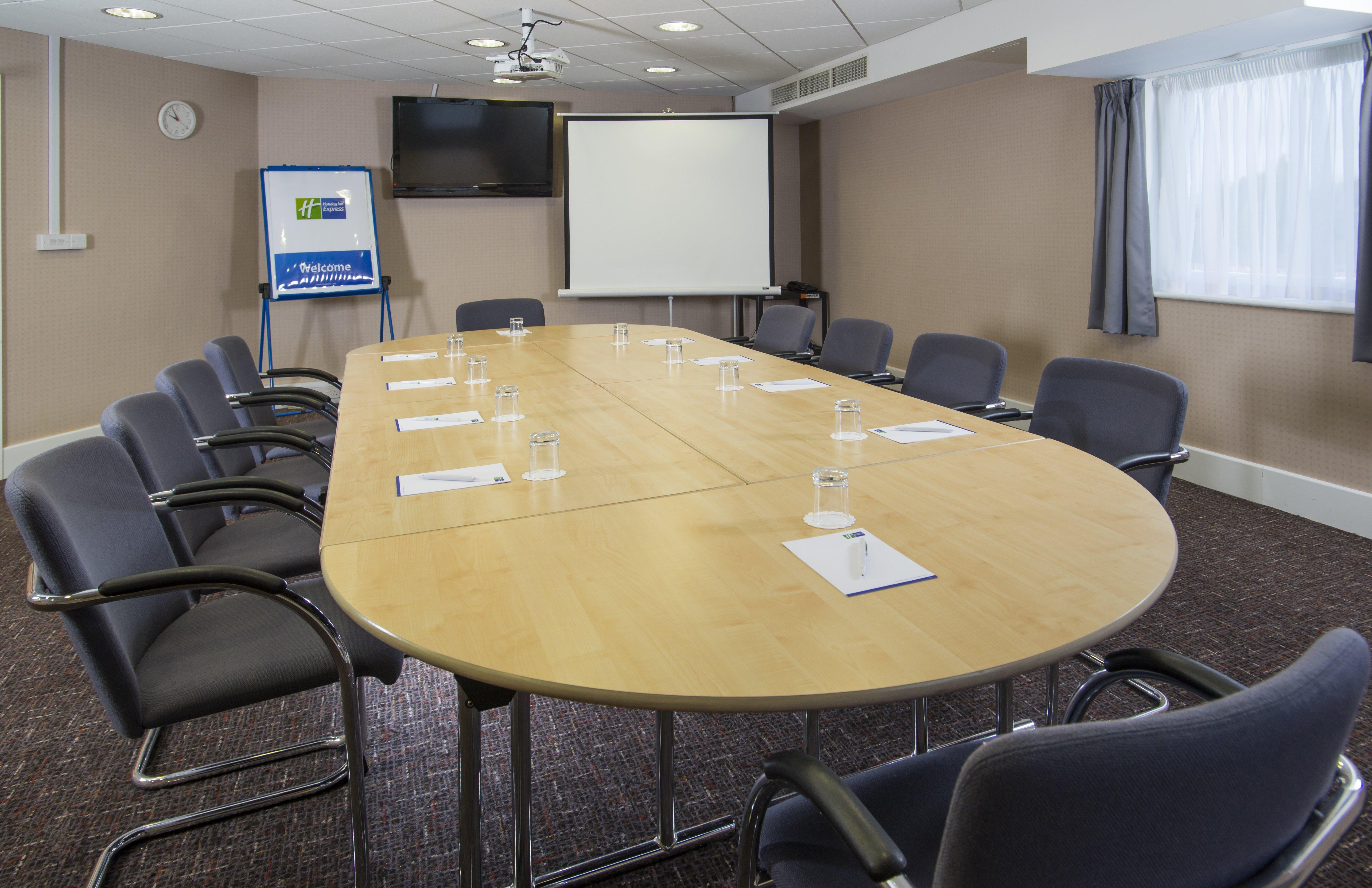 Holiday Inn Express London - Epsom Downs By Ihg Bagian luar foto