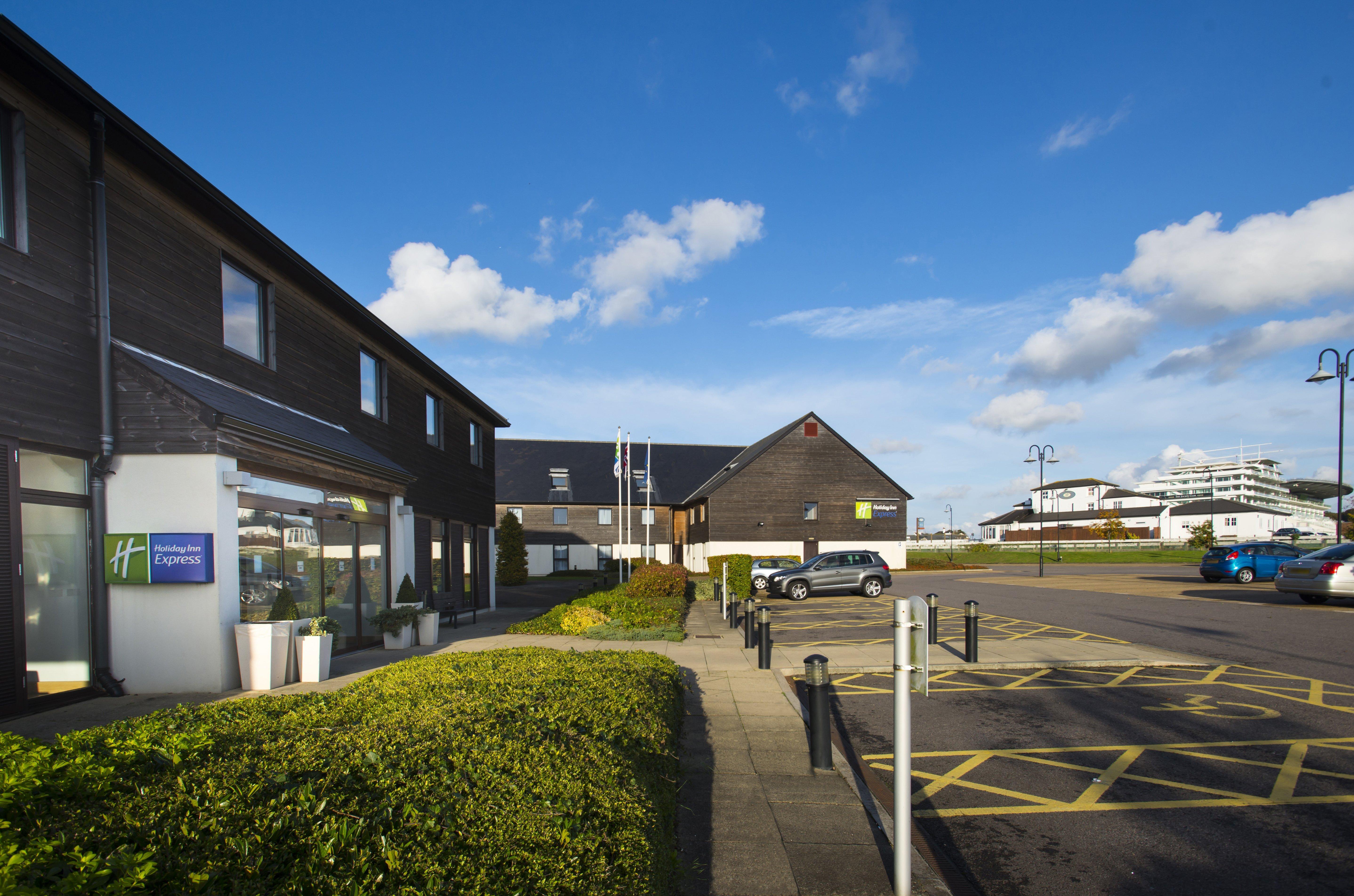 Holiday Inn Express London - Epsom Downs By Ihg Bagian luar foto