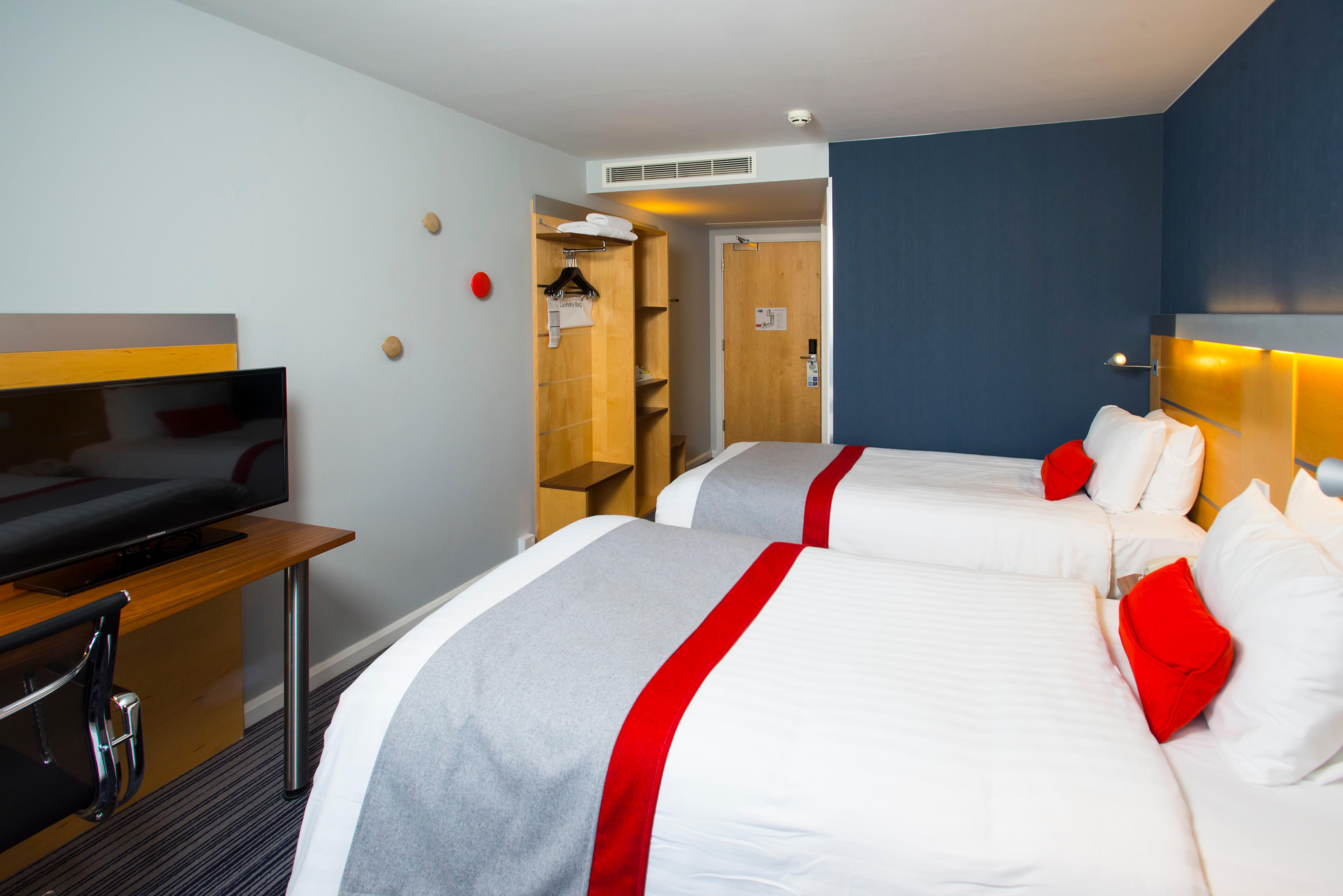 Holiday Inn Express London - Epsom Downs By Ihg Bagian luar foto