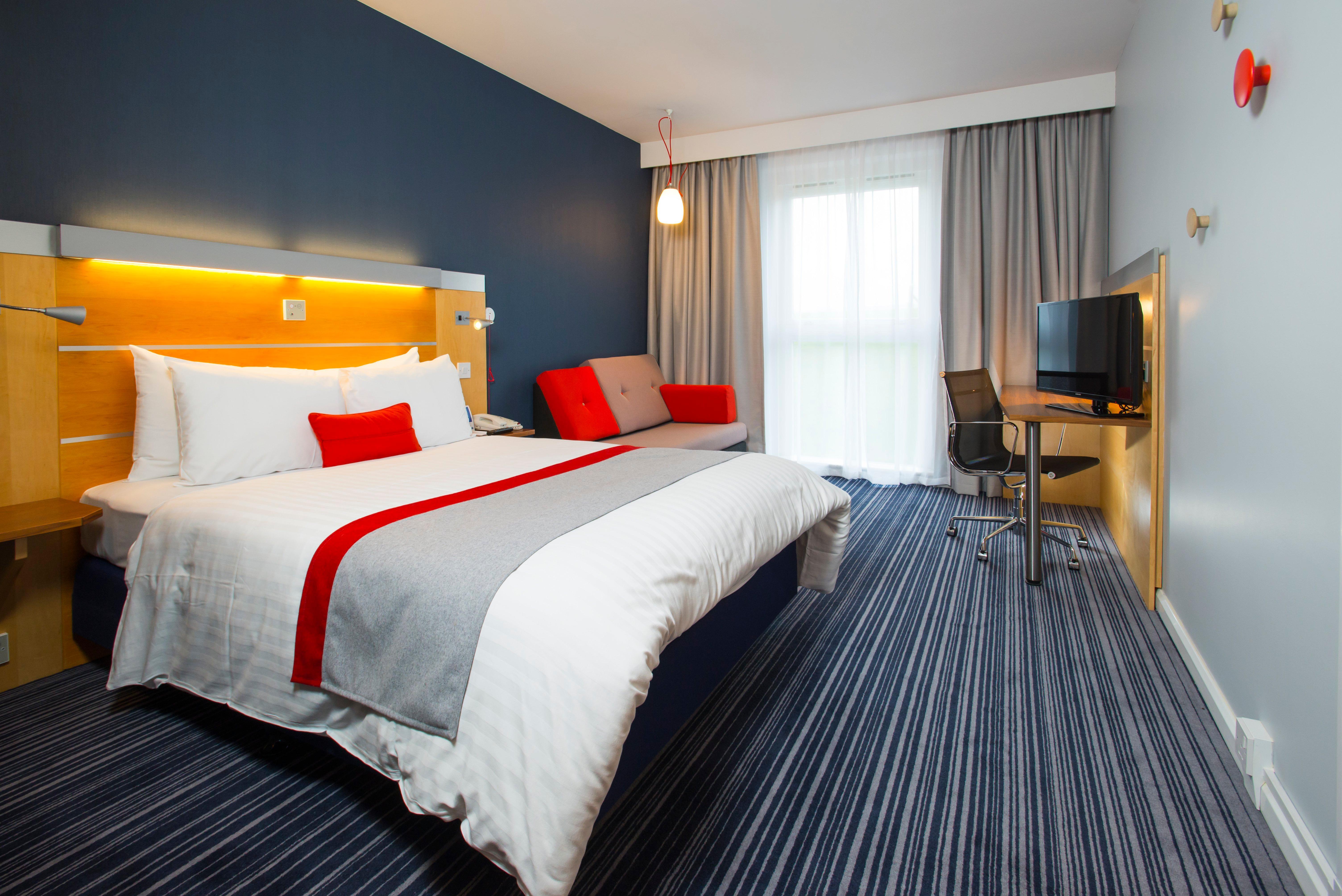 Holiday Inn Express London - Epsom Downs By Ihg Bagian luar foto