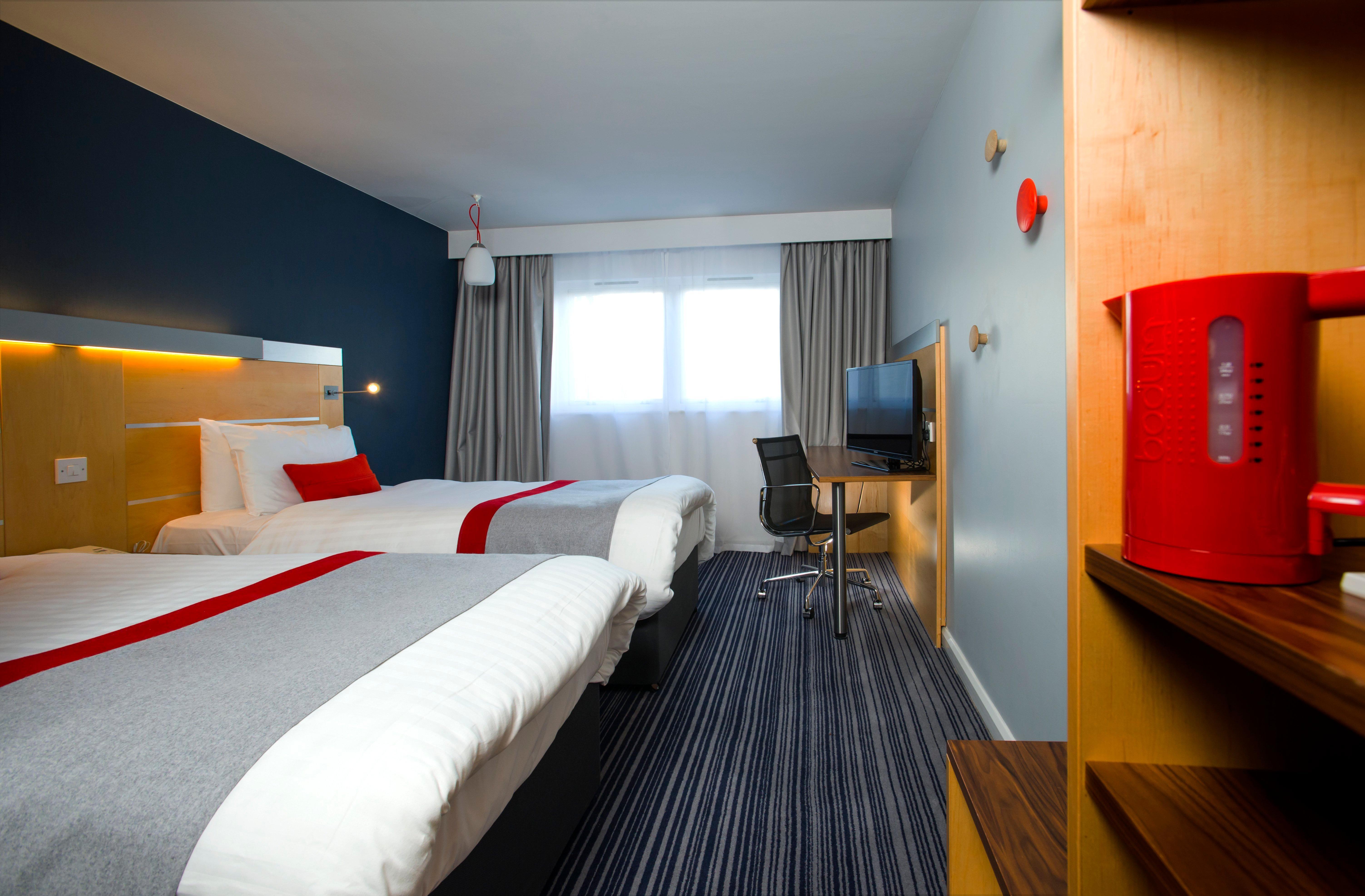 Holiday Inn Express London - Epsom Downs By Ihg Bagian luar foto