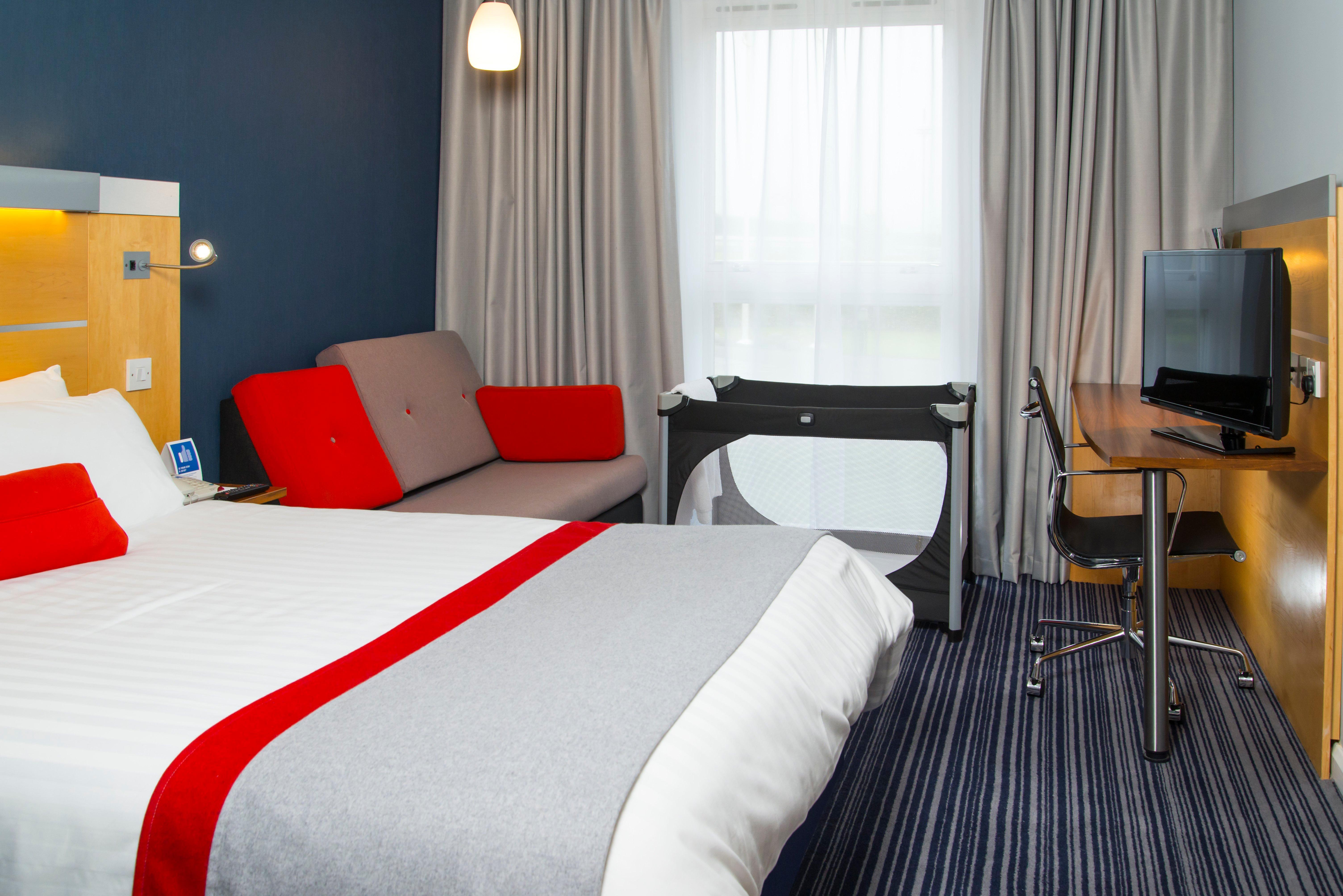 Holiday Inn Express London - Epsom Downs By Ihg Bagian luar foto