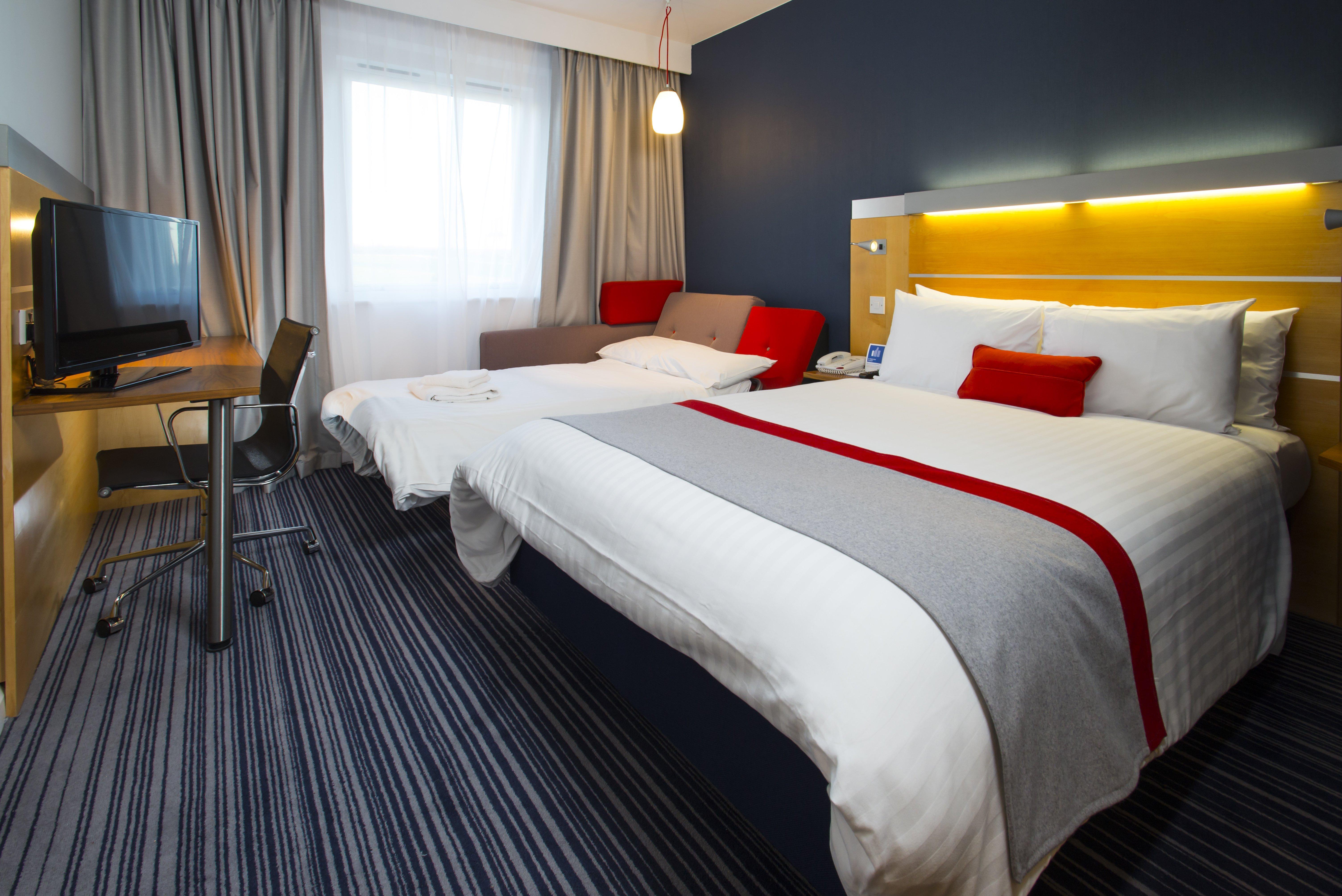 Holiday Inn Express London - Epsom Downs By Ihg Bagian luar foto