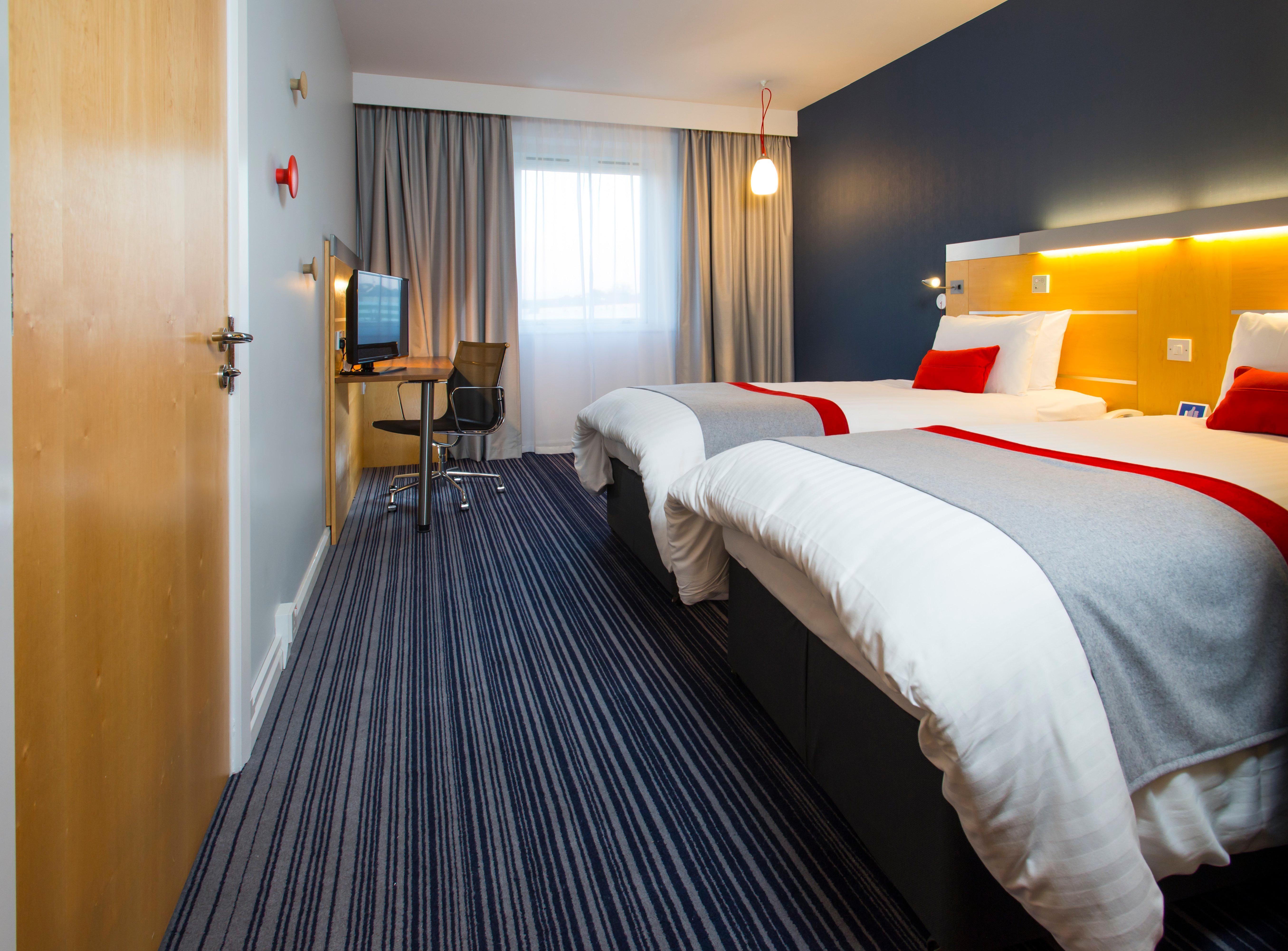 Holiday Inn Express London - Epsom Downs By Ihg Bagian luar foto