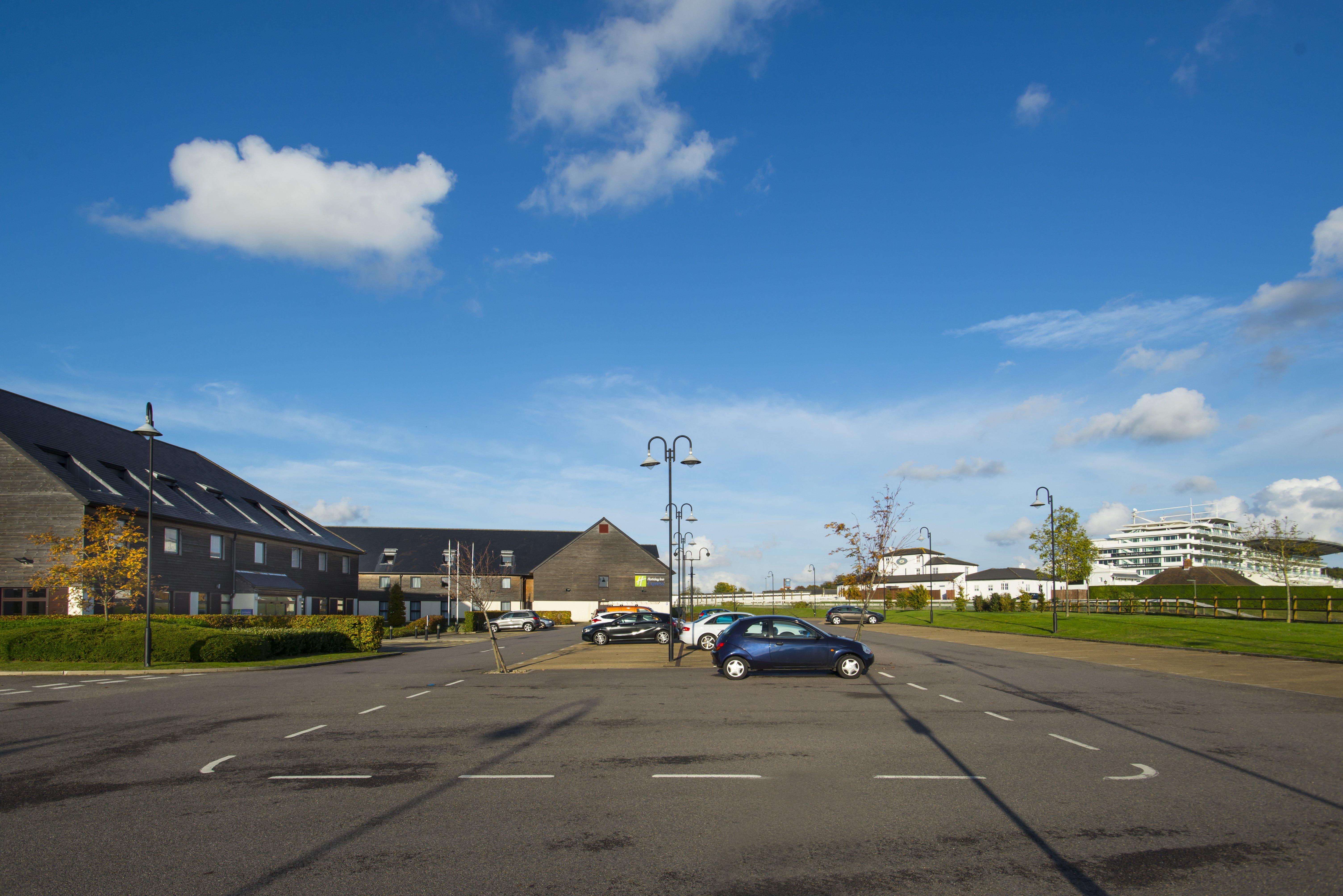 Holiday Inn Express London - Epsom Downs By Ihg Bagian luar foto