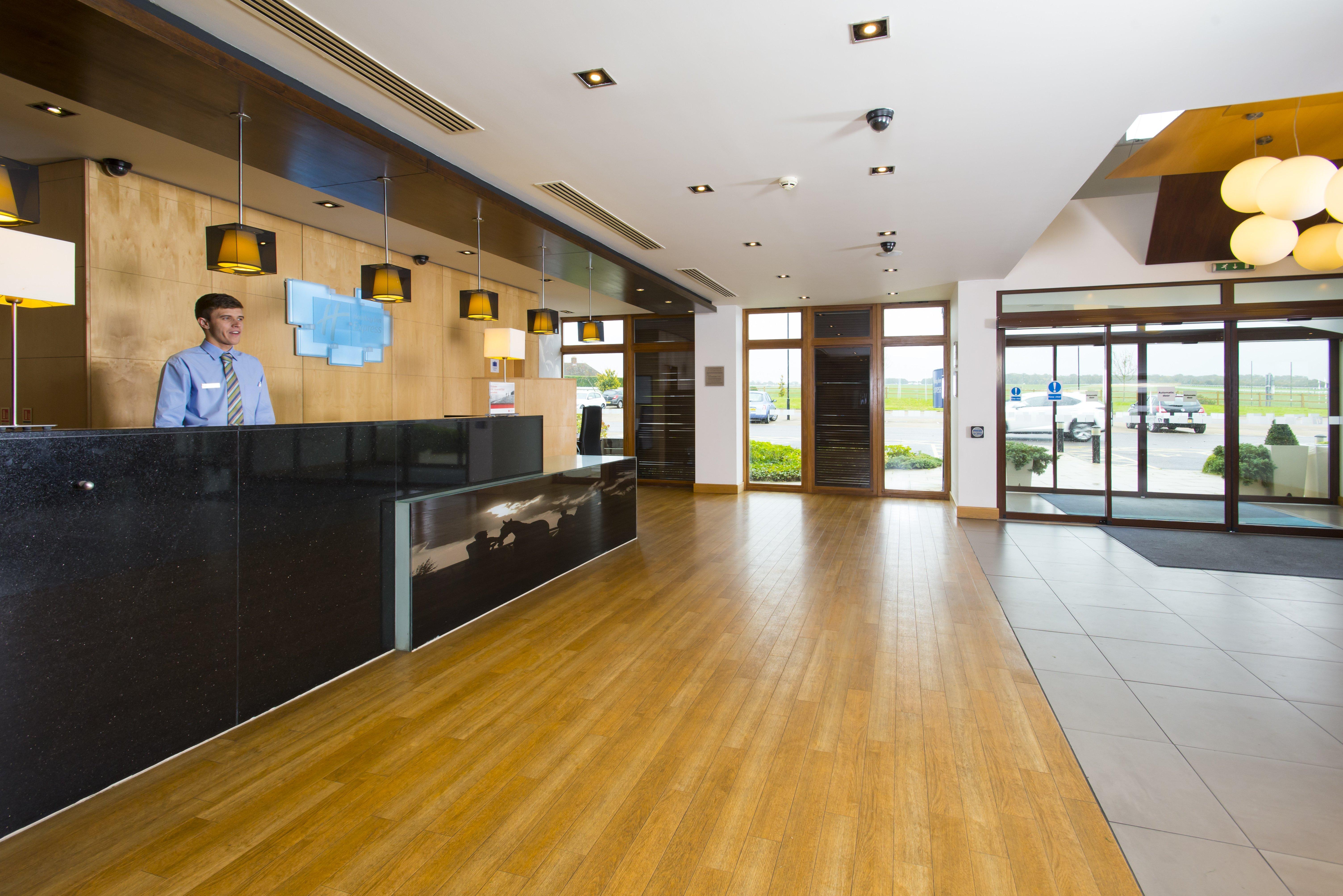Holiday Inn Express London - Epsom Downs By Ihg Bagian luar foto