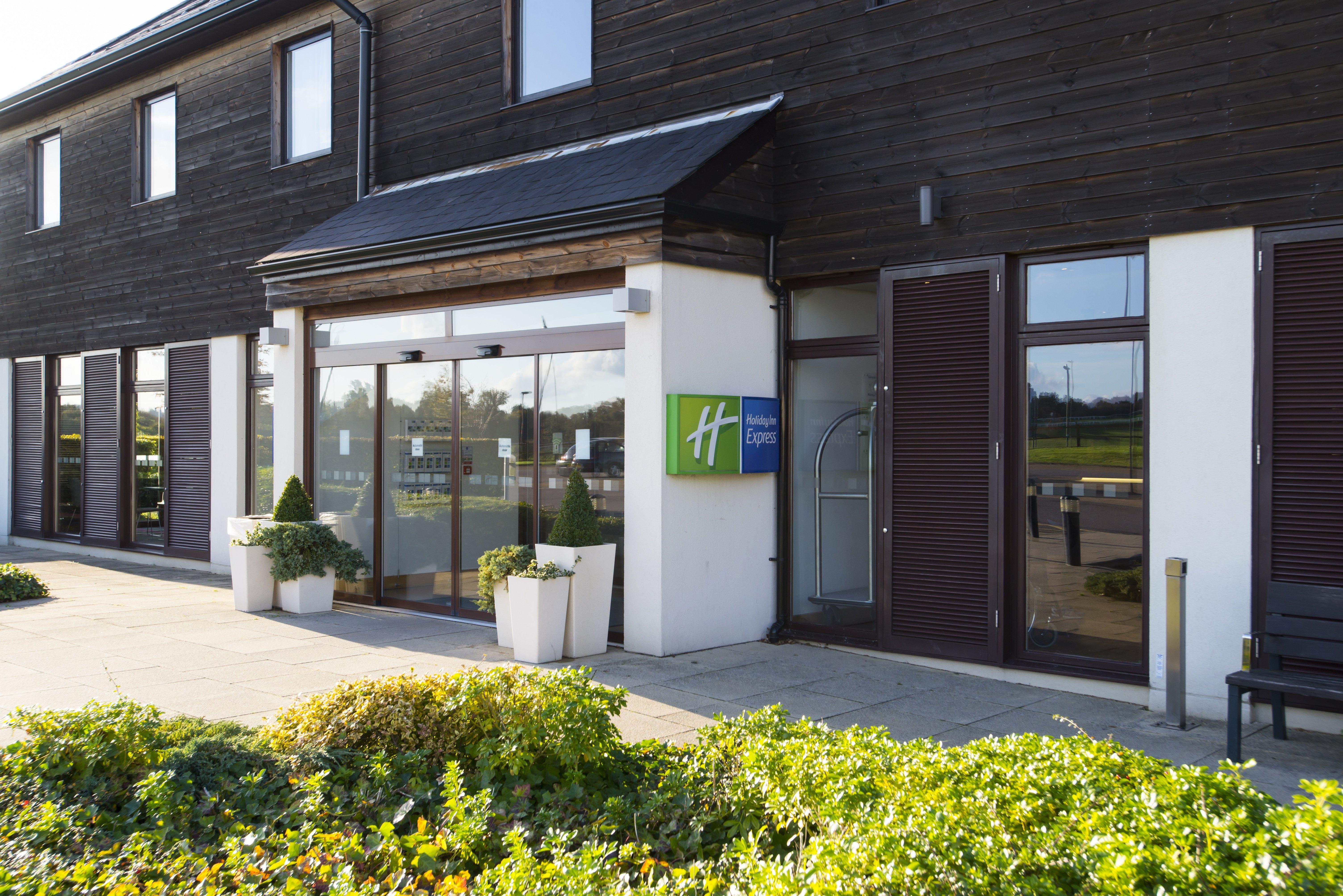 Holiday Inn Express London - Epsom Downs By Ihg Bagian luar foto