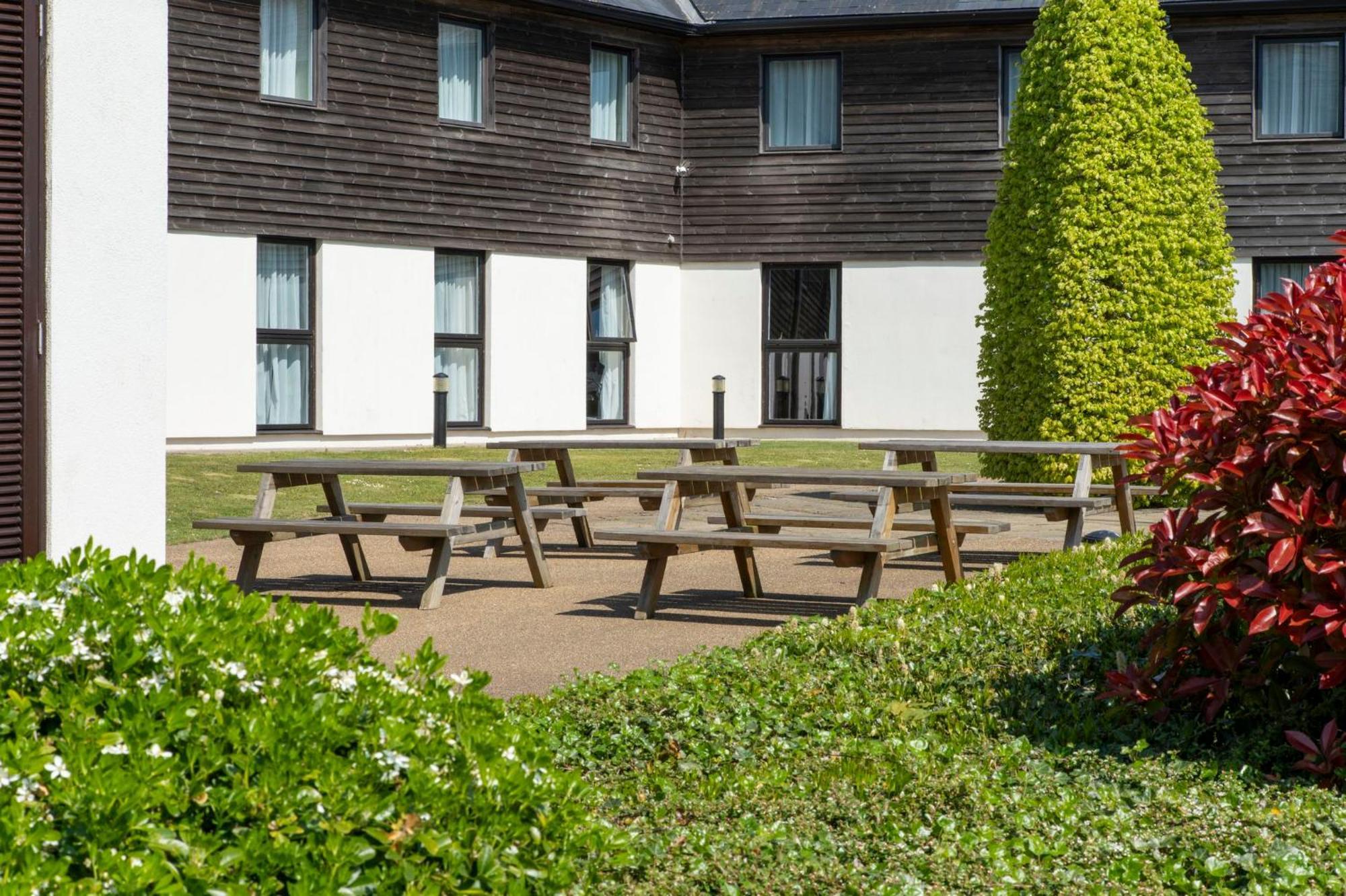 Holiday Inn Express London - Epsom Downs By Ihg Bagian luar foto