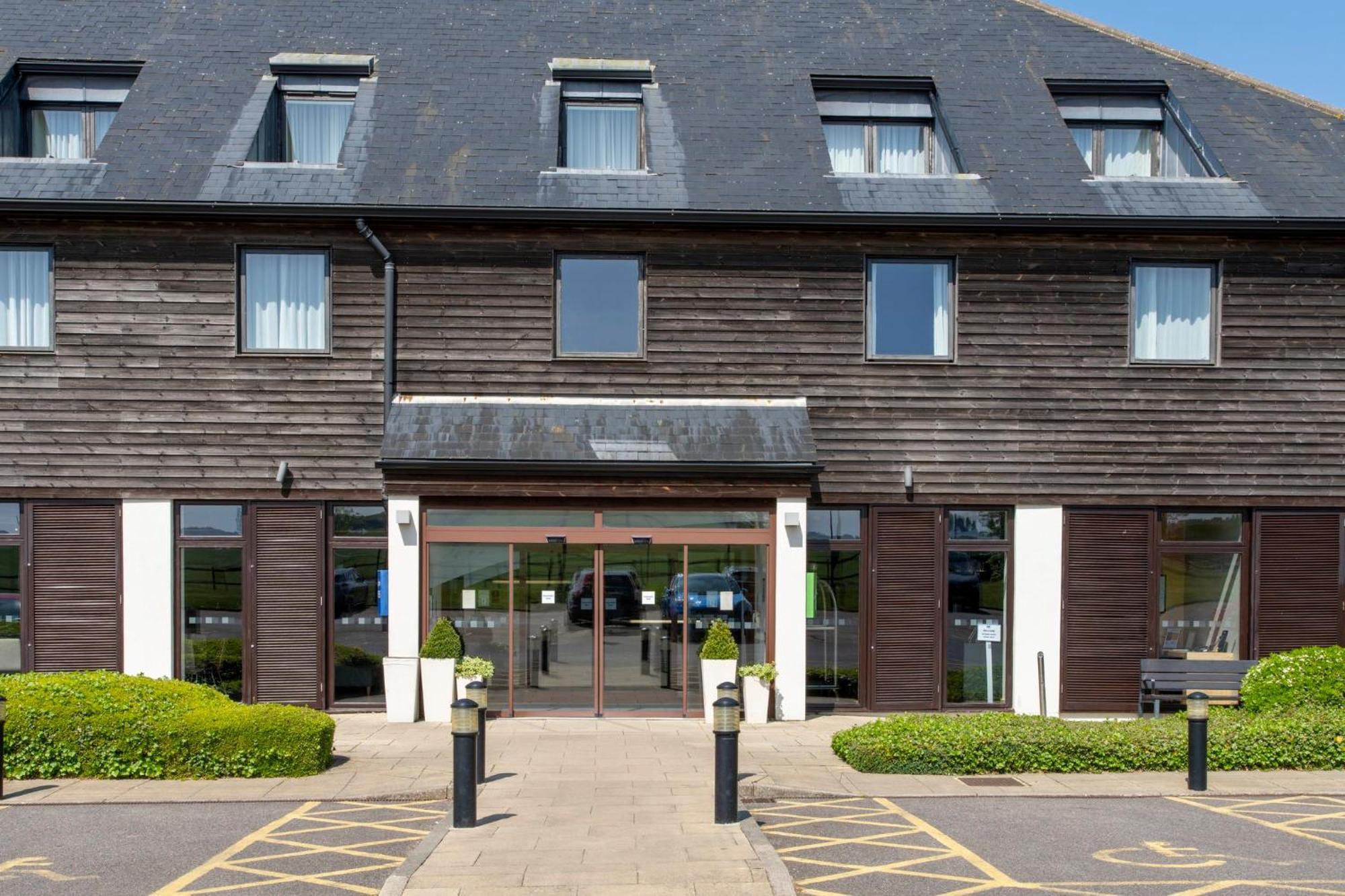 Holiday Inn Express London - Epsom Downs By Ihg Bagian luar foto