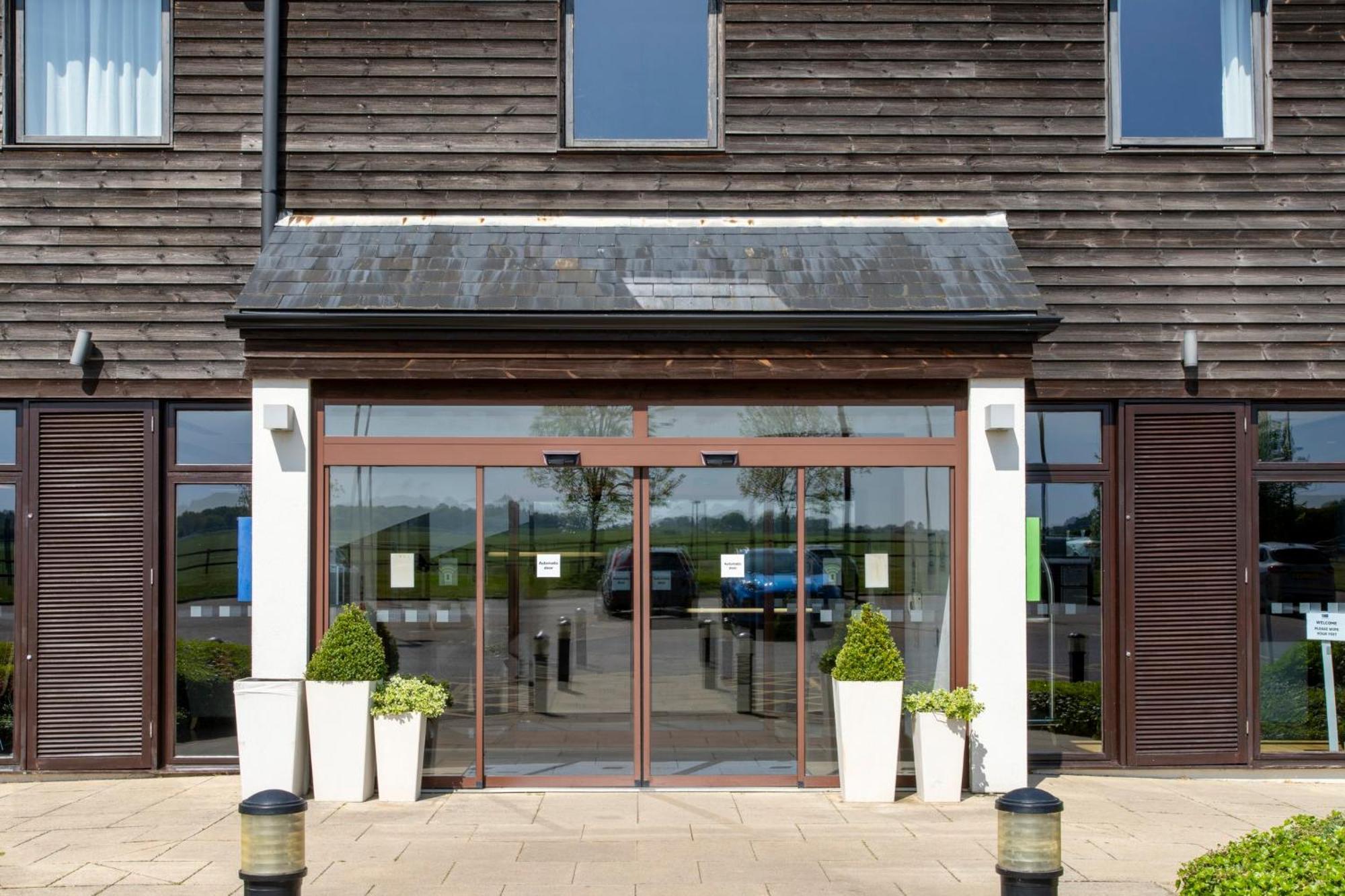Holiday Inn Express London - Epsom Downs By Ihg Bagian luar foto