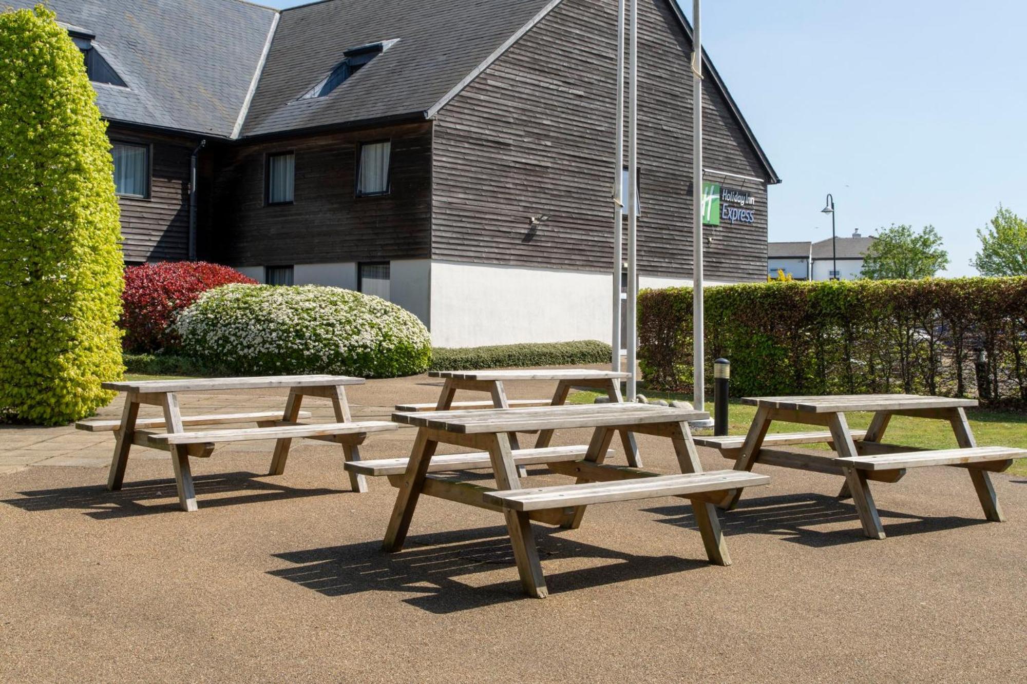Holiday Inn Express London - Epsom Downs By Ihg Bagian luar foto