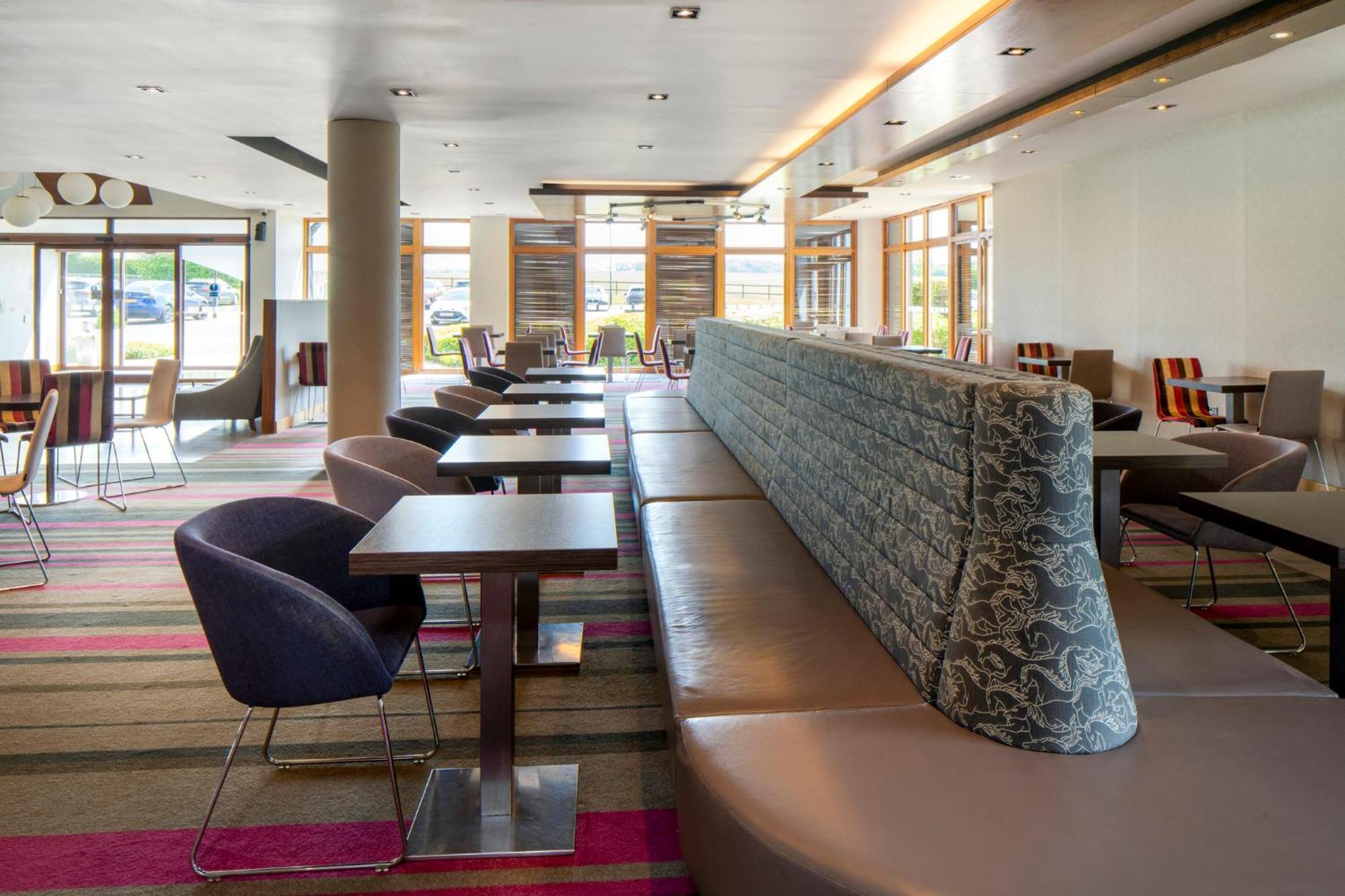 Holiday Inn Express London - Epsom Downs By Ihg Bagian luar foto