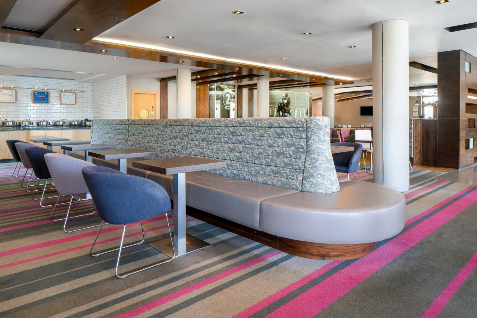 Holiday Inn Express London - Epsom Downs By Ihg Bagian luar foto