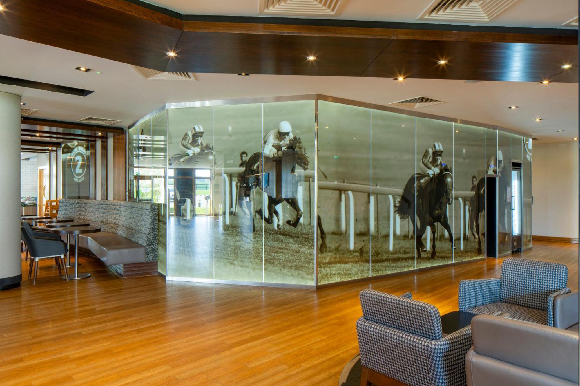 Holiday Inn Express London - Epsom Downs By Ihg Bagian luar foto