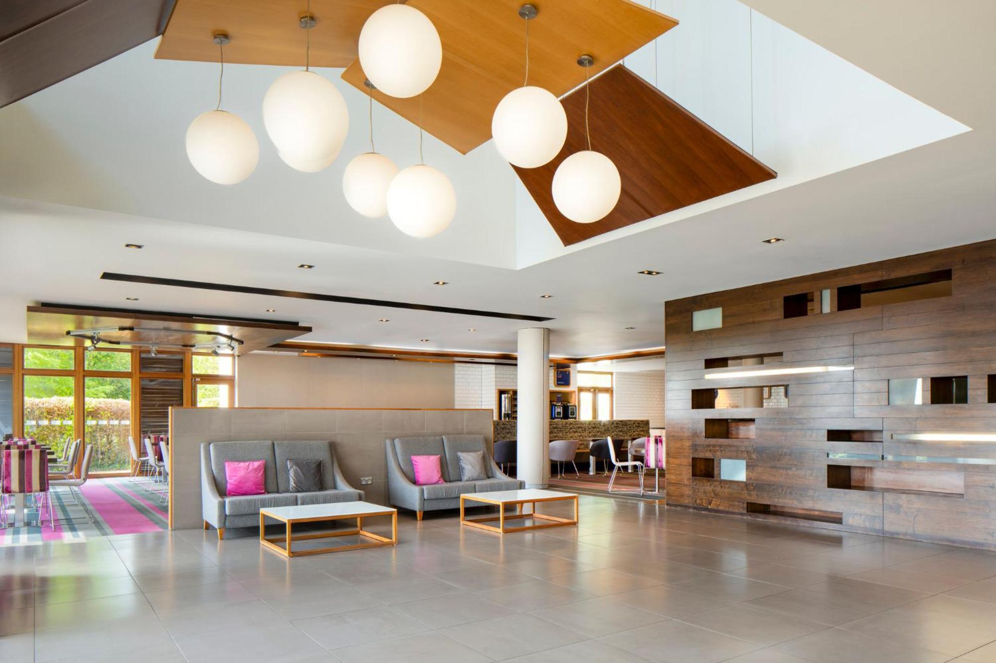 Holiday Inn Express London - Epsom Downs By Ihg Bagian luar foto