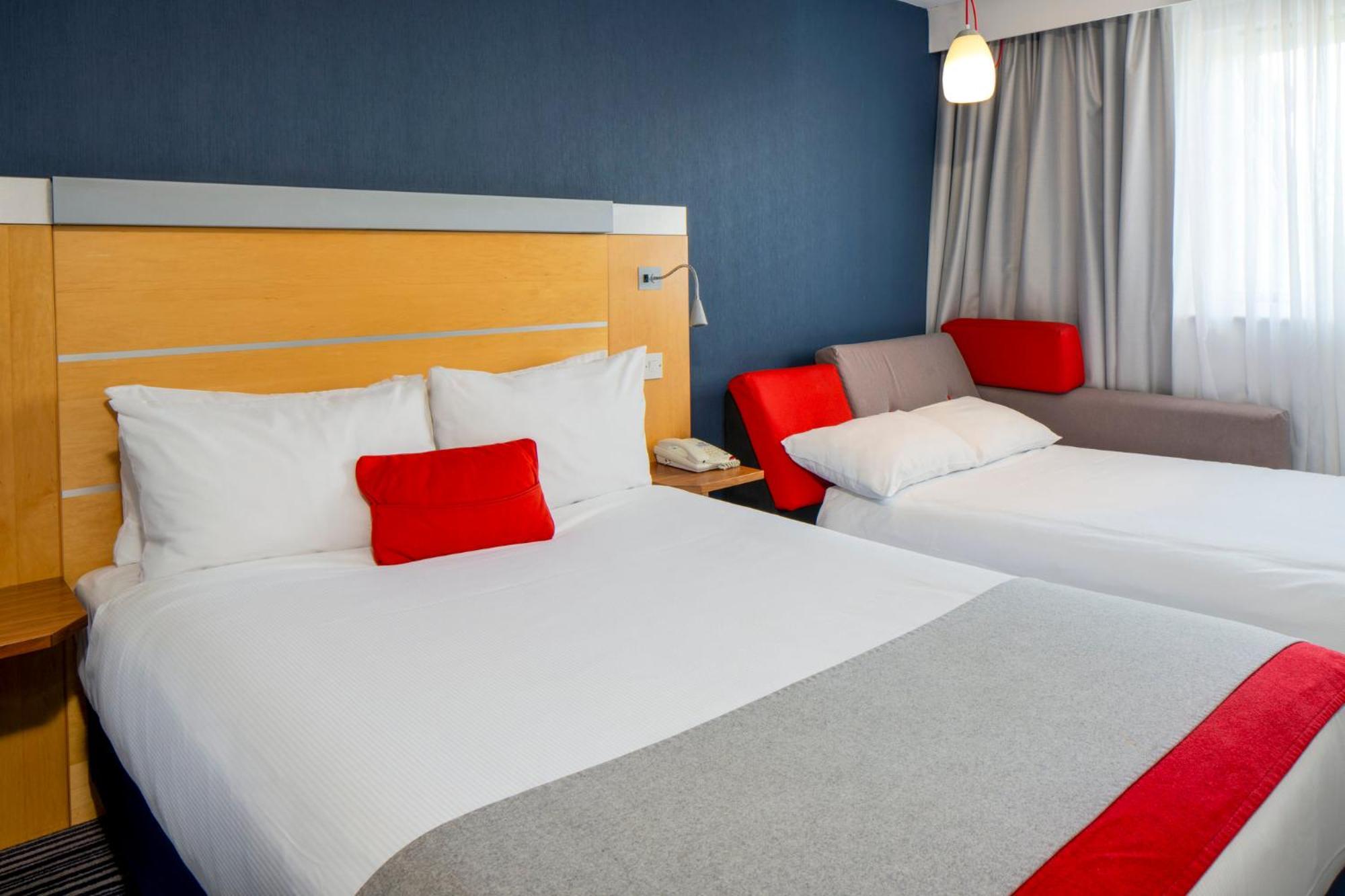 Holiday Inn Express London - Epsom Downs By Ihg Bagian luar foto