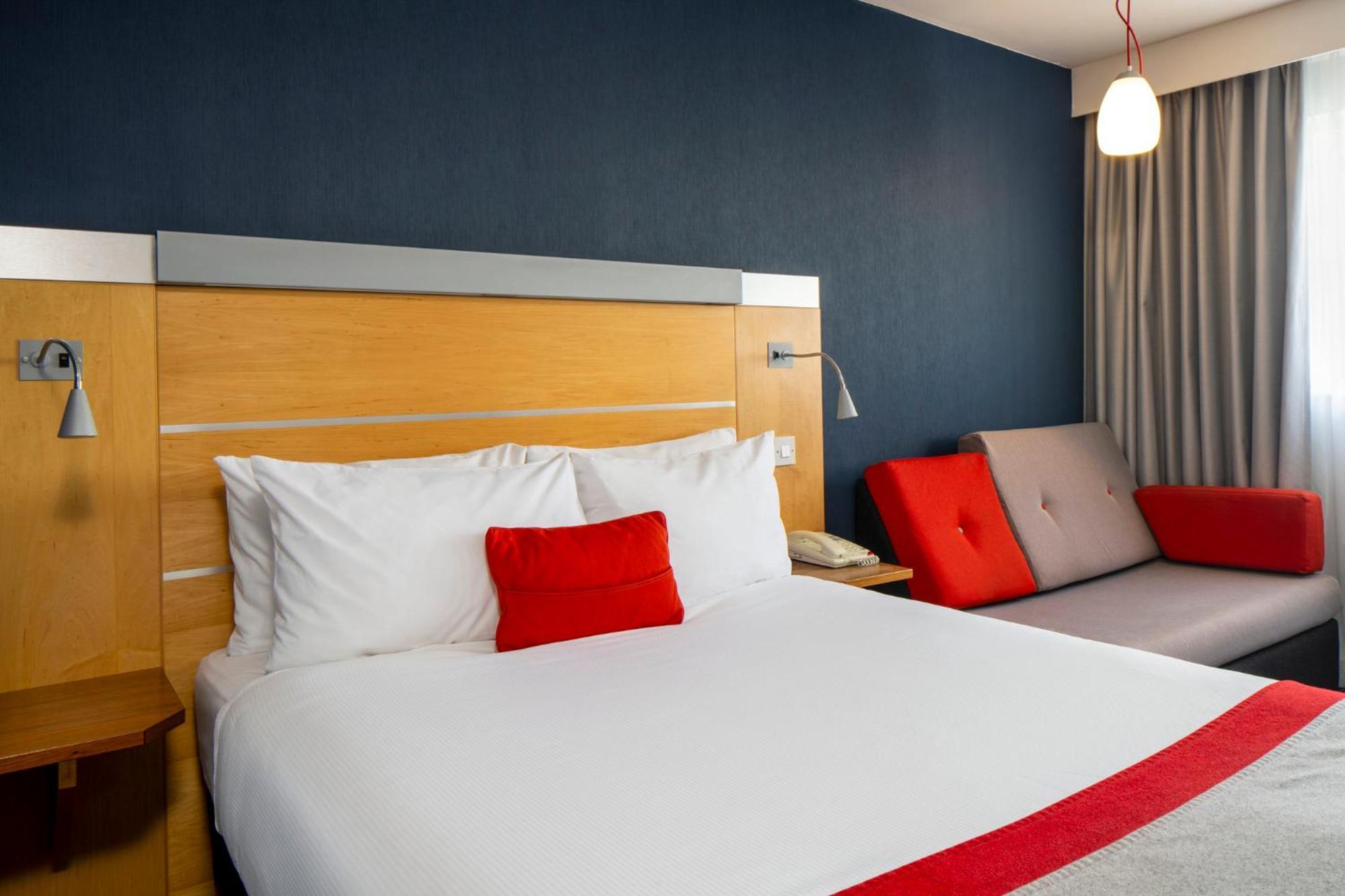 Holiday Inn Express London - Epsom Downs By Ihg Bagian luar foto