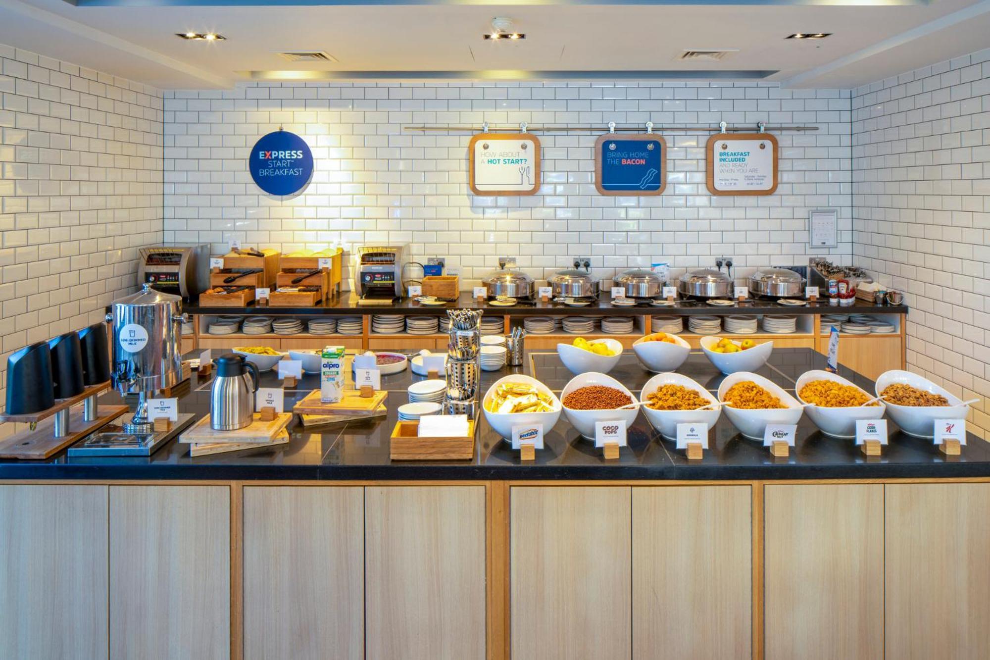 Holiday Inn Express London - Epsom Downs By Ihg Bagian luar foto