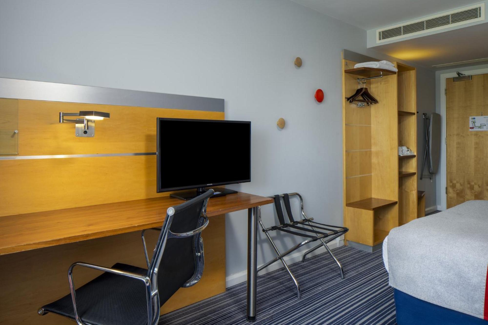 Holiday Inn Express London - Epsom Downs By Ihg Bagian luar foto