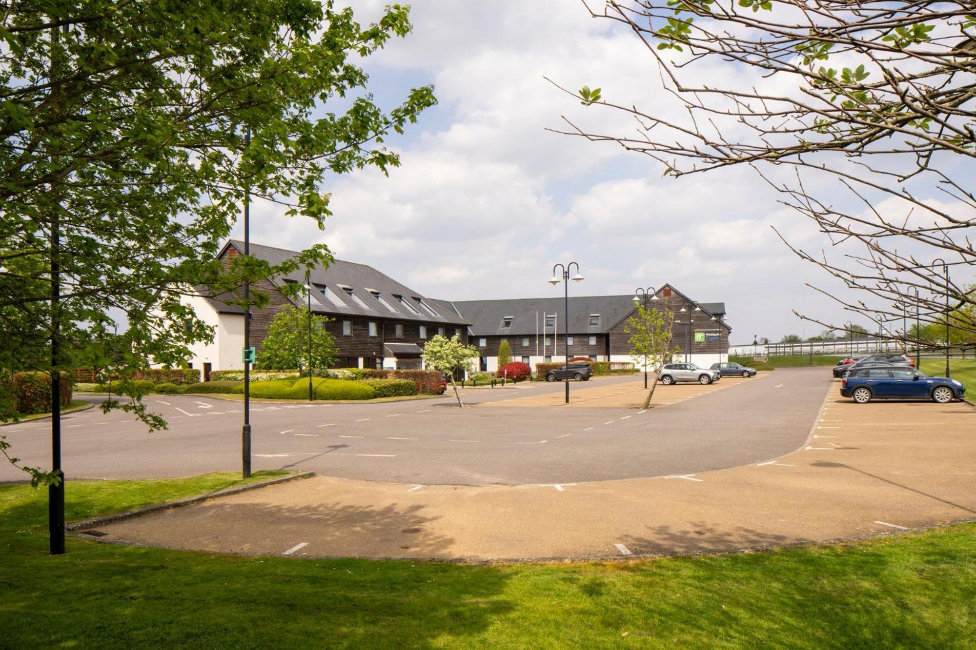 Holiday Inn Express London - Epsom Downs By Ihg Bagian luar foto