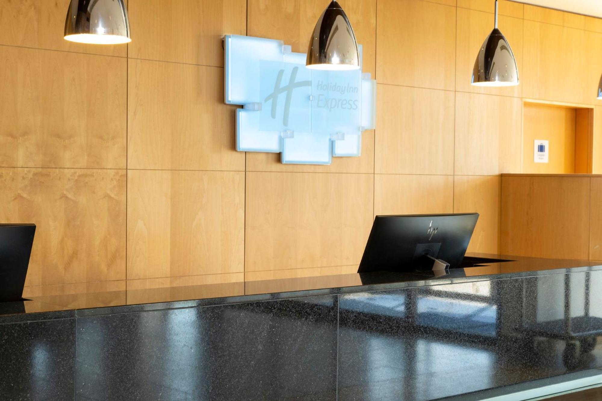 Holiday Inn Express London - Epsom Downs By Ihg Bagian luar foto