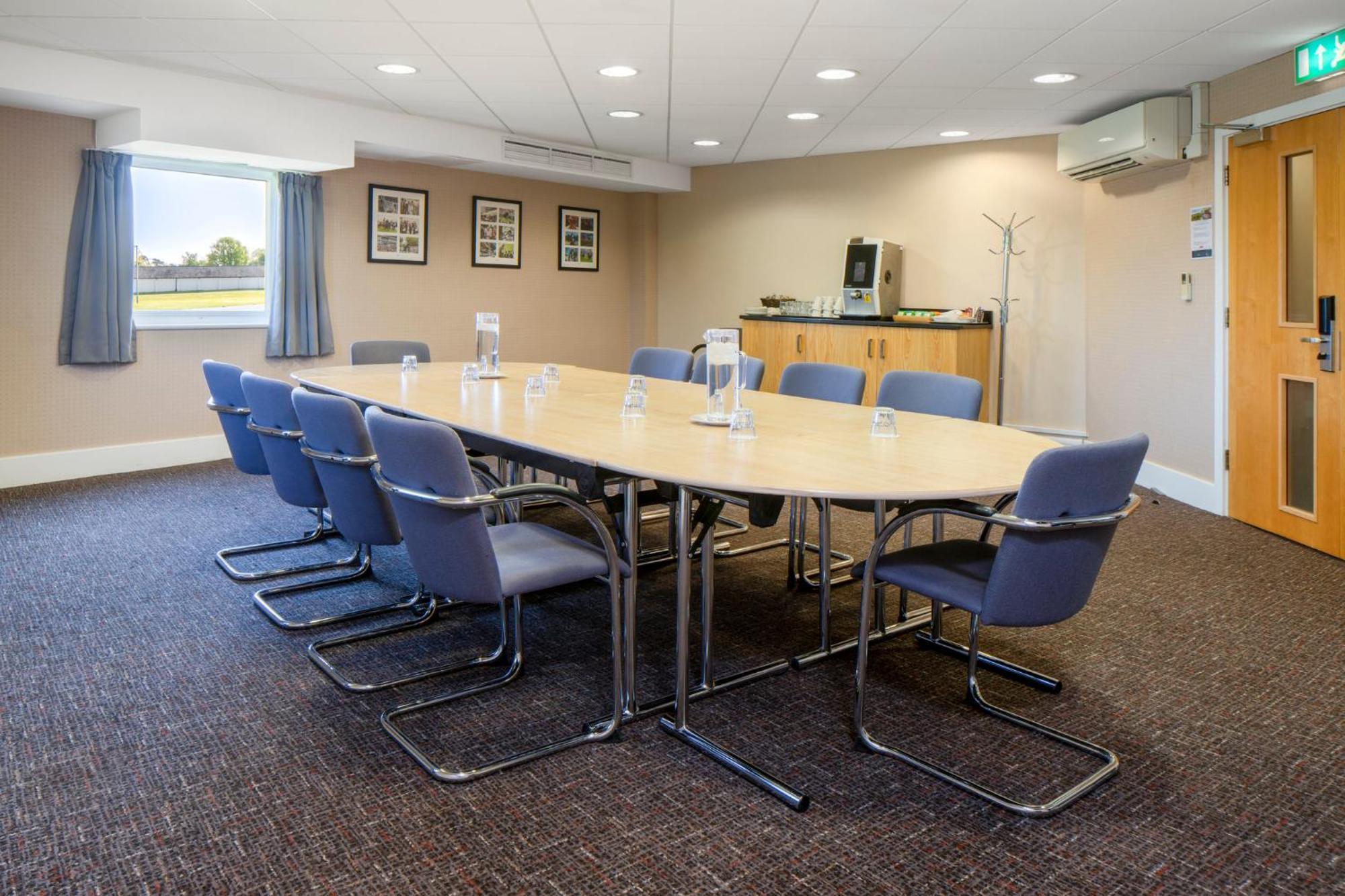 Holiday Inn Express London - Epsom Downs By Ihg Bagian luar foto