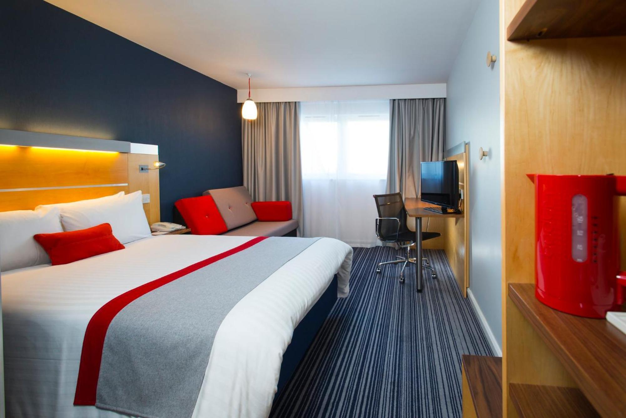 Holiday Inn Express London - Epsom Downs By Ihg Bagian luar foto